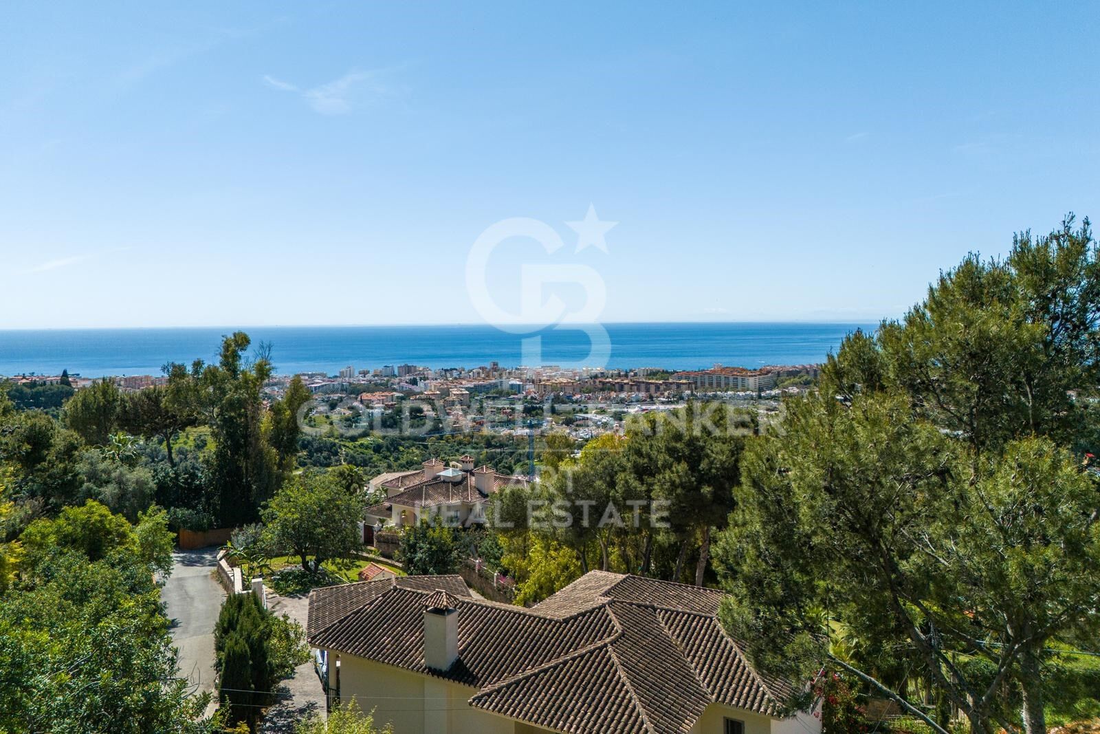 Parcela elevada con proyecto de villa contemporánea con licencia en Marbella