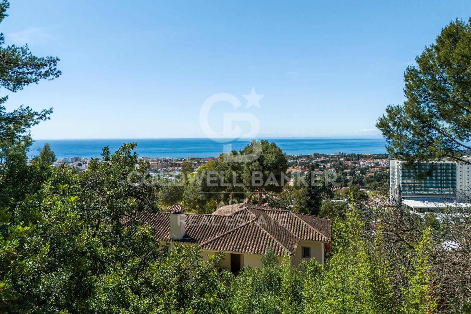 Elevated plot with licensed contemporary villa project in Marbella
