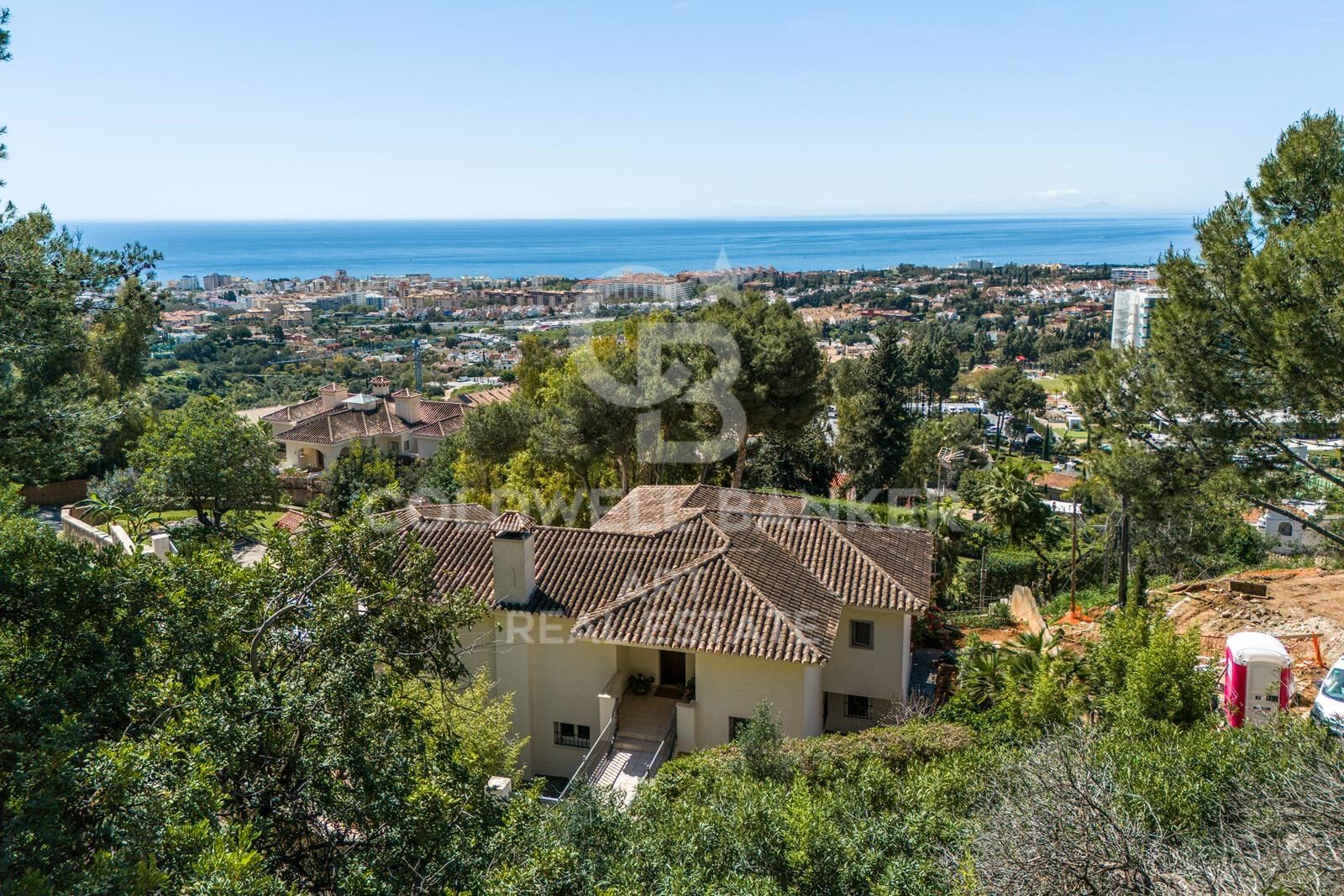 Elevated plot with licensed contemporary villa project in Marbella