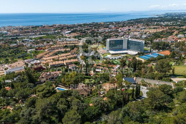 Elevated plot with licensed contemporary villa project in Marbella