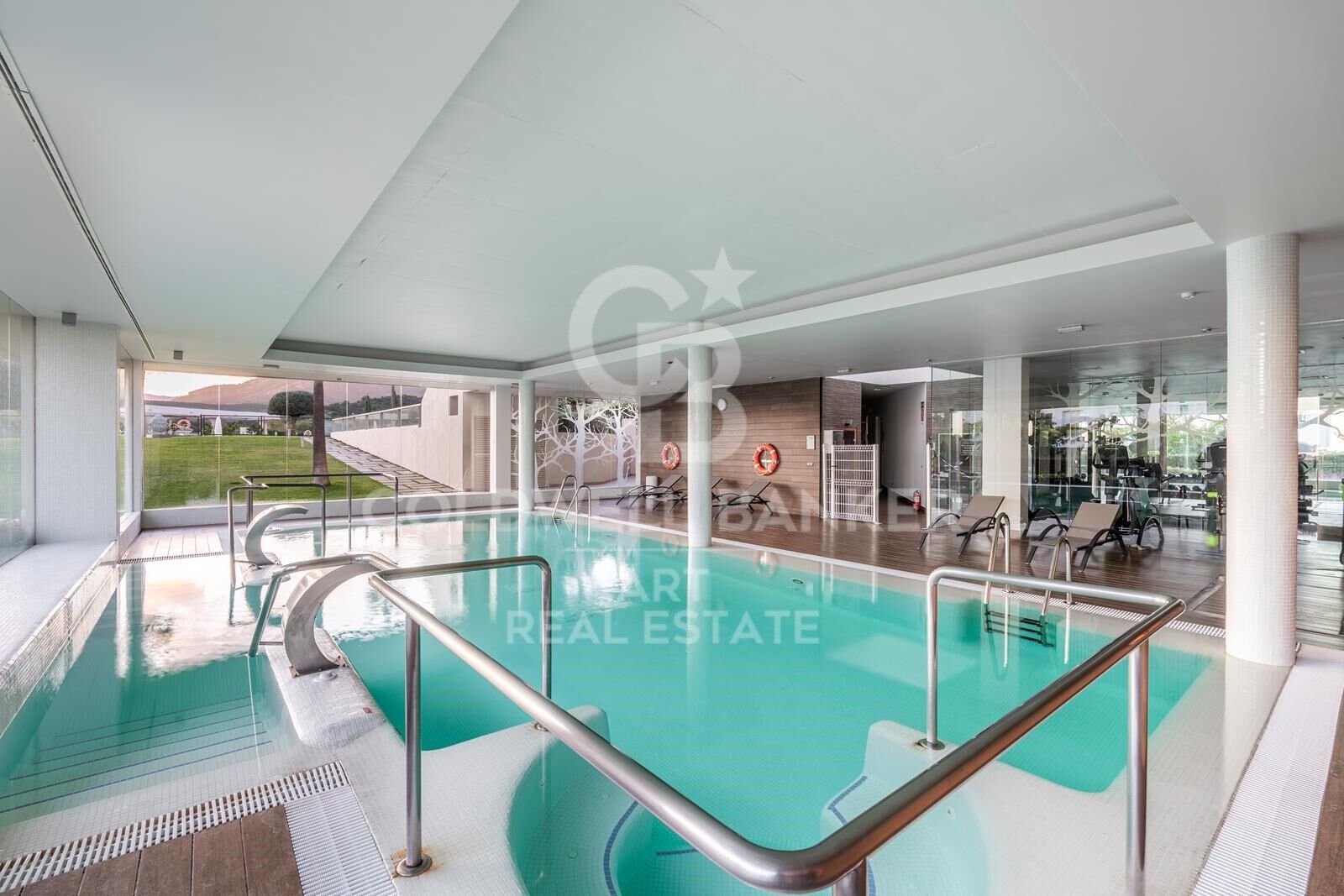 Impeccable 3-bedroom apartment with sea & mountain views in Los Arrayanes Golf