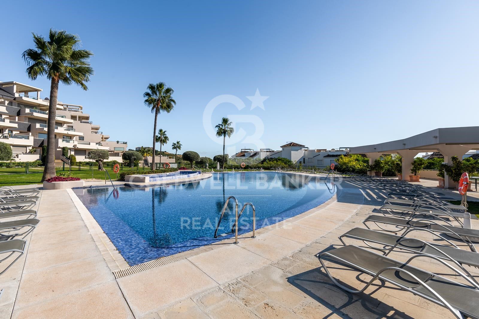 Impeccable 3-bedroom apartment with sea & mountain views in Los Arrayanes Golf