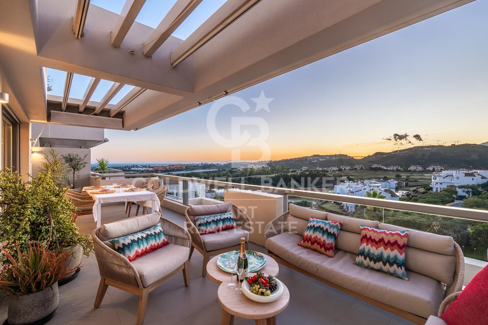 Impeccable 3-bedroom apartment with sea & mountain views in Los Arrayanes Golf