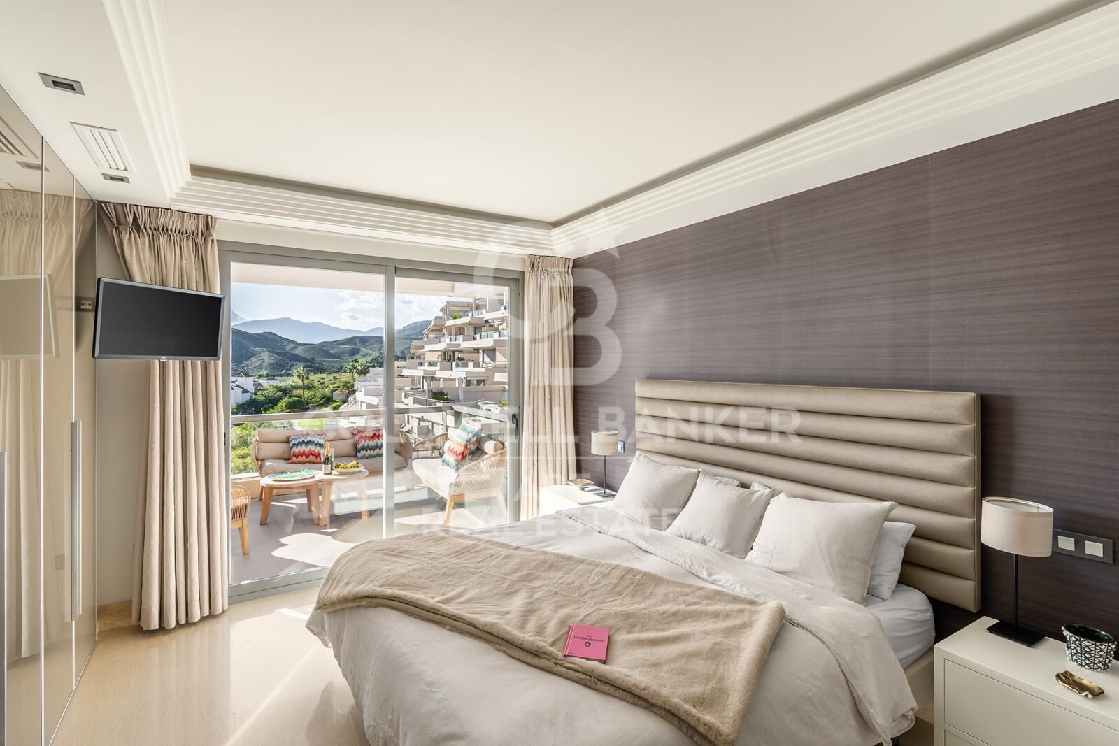 Impeccable 3-bedroom apartment with sea & mountain views in Los Arrayanes Golf