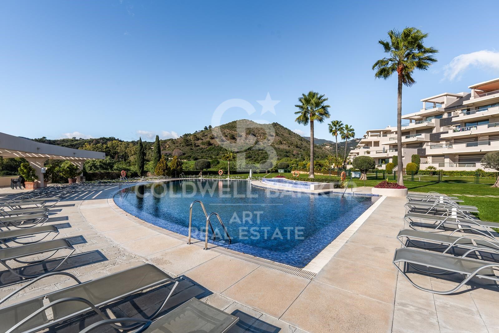 Impecable apartamento de 3 dormitorios con vistas al mar y la montaña en Los Arrayanes Golf