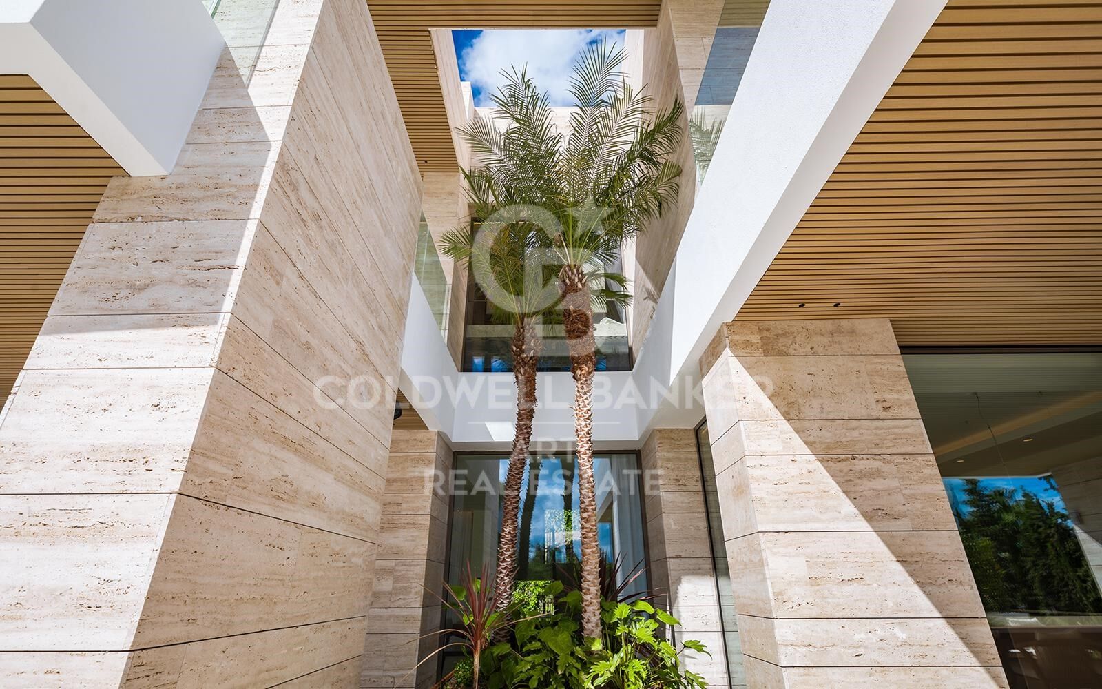 Stunning contemporary villa on a prime corner plot with luxury finishes in Benahavís