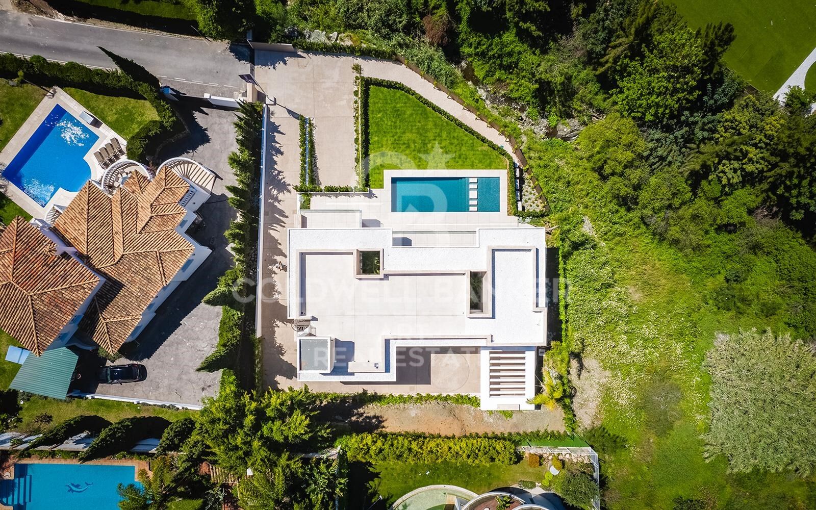 Luxuriöse zeitgenössische Villa auf Eckgrundstück mit panoramatischem Solarium in Benahavís