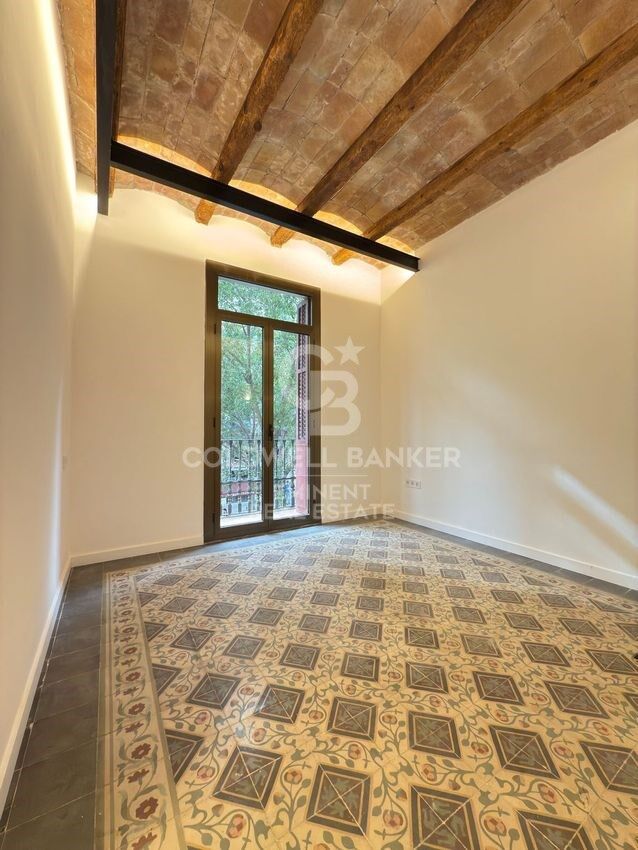 Magnifique appartement rénové dans un immeuble noble, à côté de la Sagrada Familia.