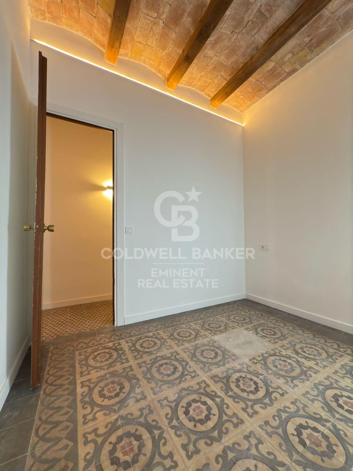 Wunderschön renovierte Wohnung in einem repräsentativen Gebäude, direkt neben der Sagrada Familia.