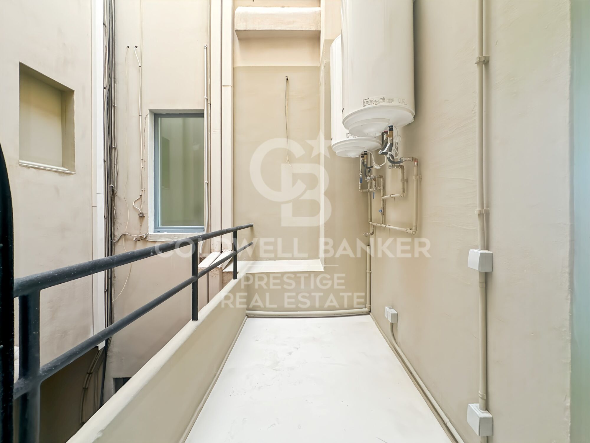 Renovated apartment in a regal building in the Eixample