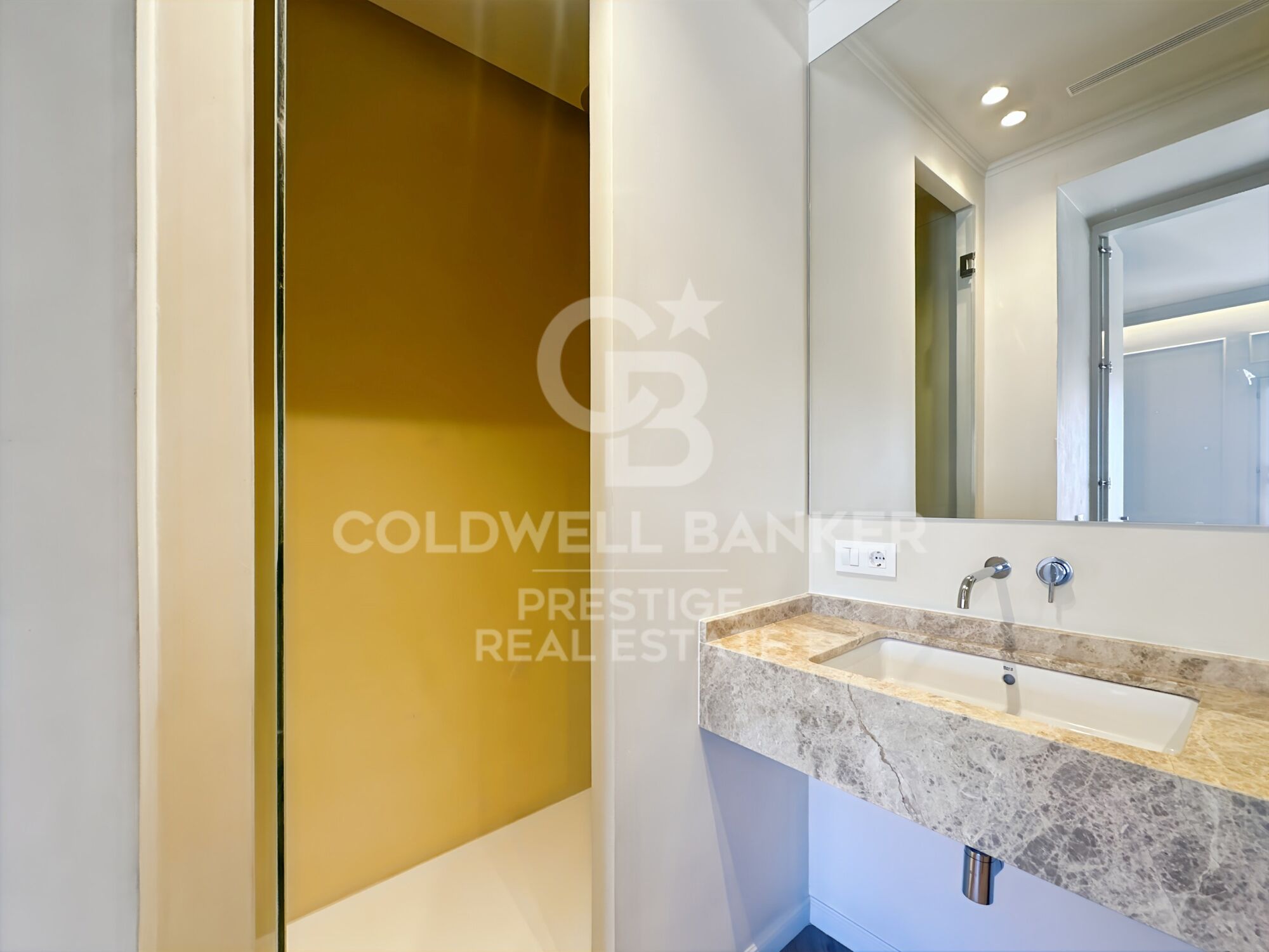 Renovated apartment in a regal building in the Eixample