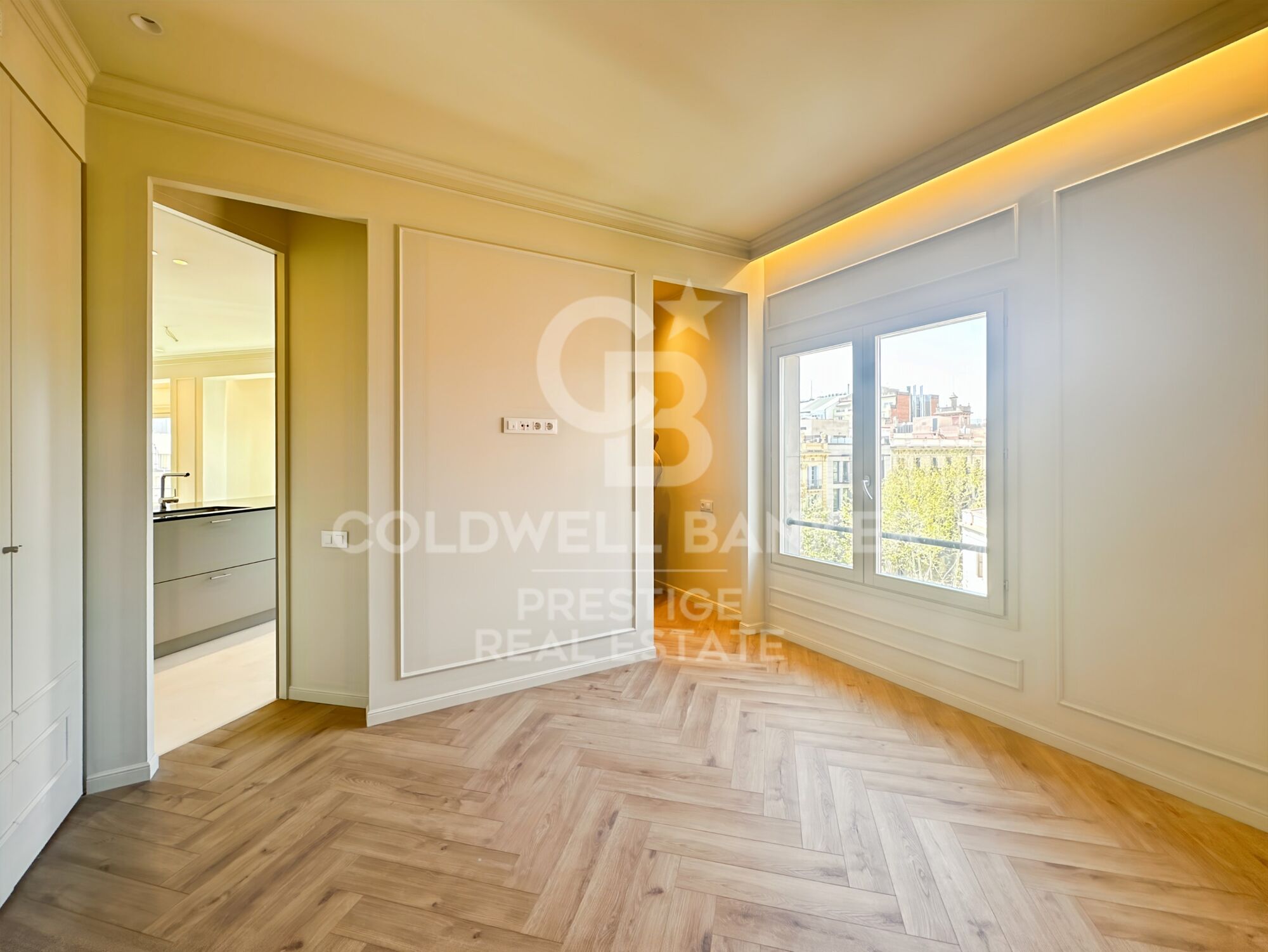 Renovated apartment in a regal building in the Eixample