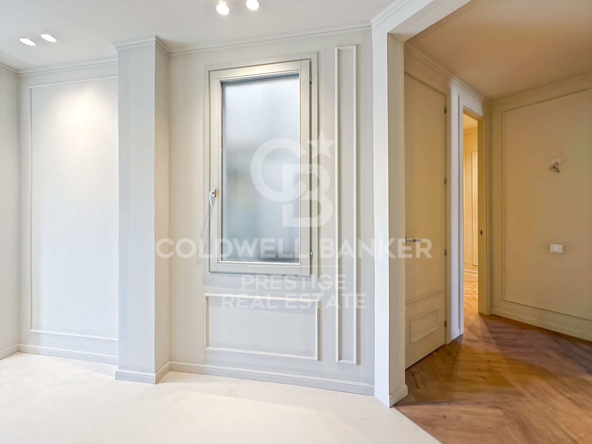 Renovated apartment in a regal building in the Eixample