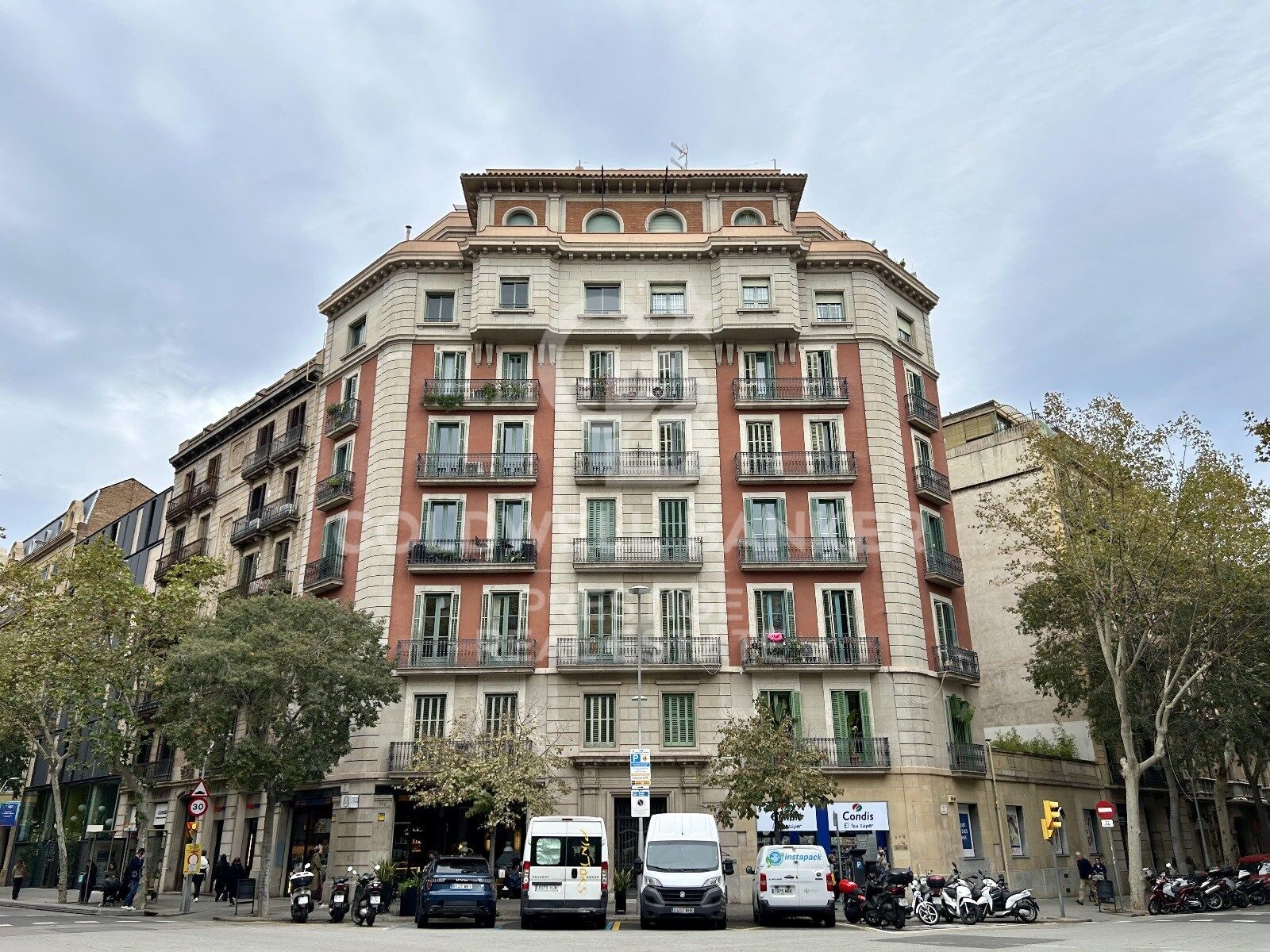 Renovated apartment in a regal building in the Eixample
