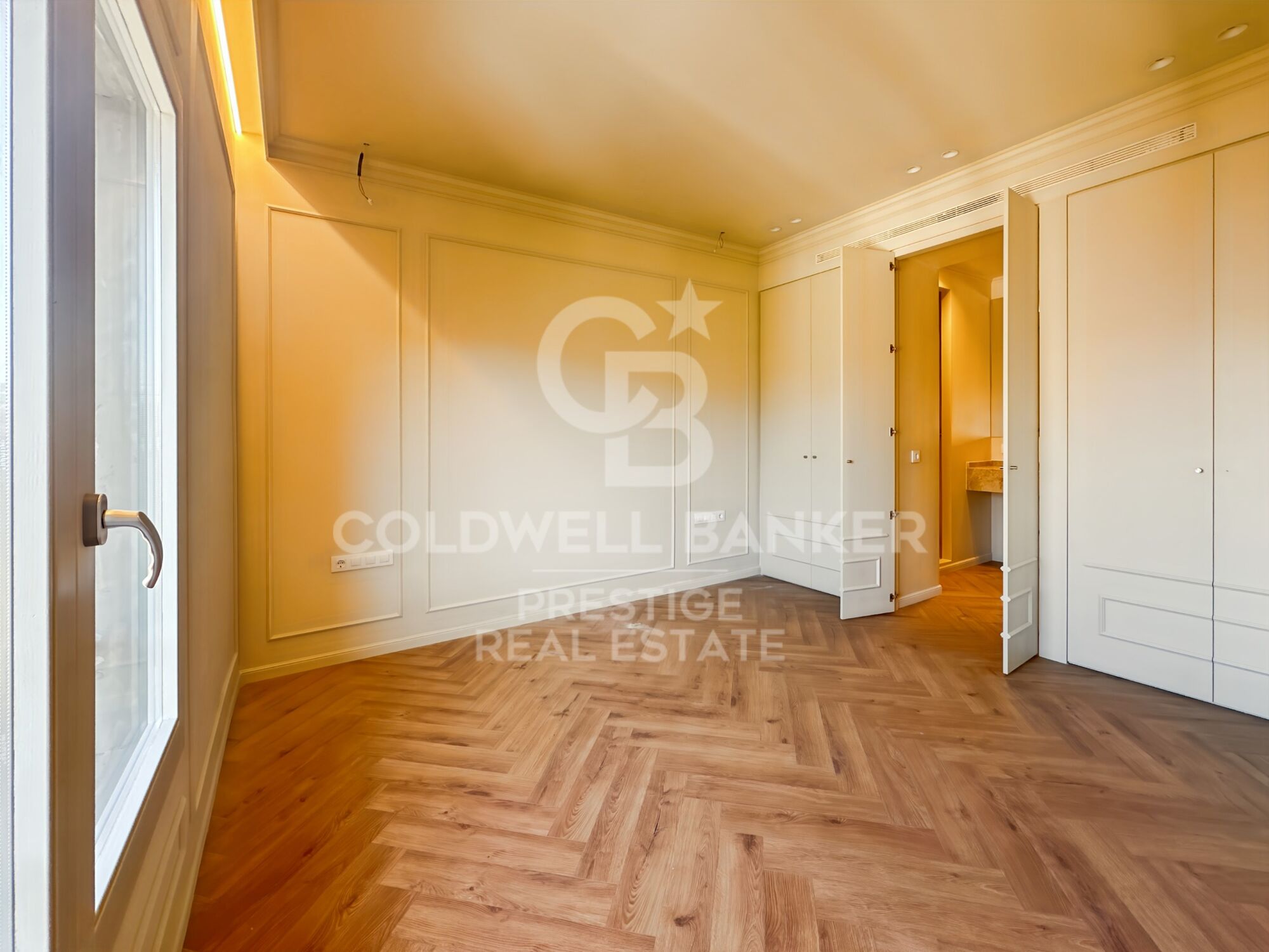 Renovated apartment in a regal building in the Eixample