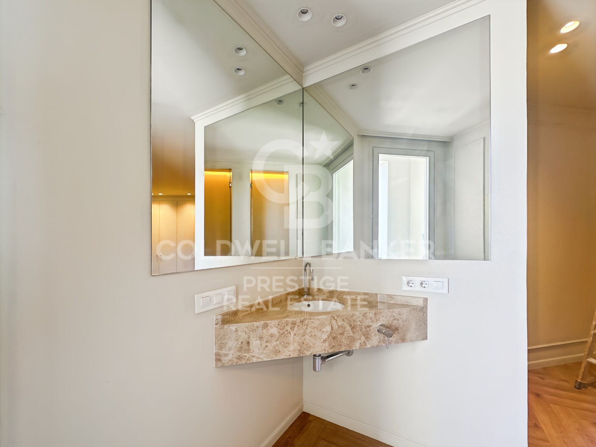 Renovated apartment in a regal building in the Eixample