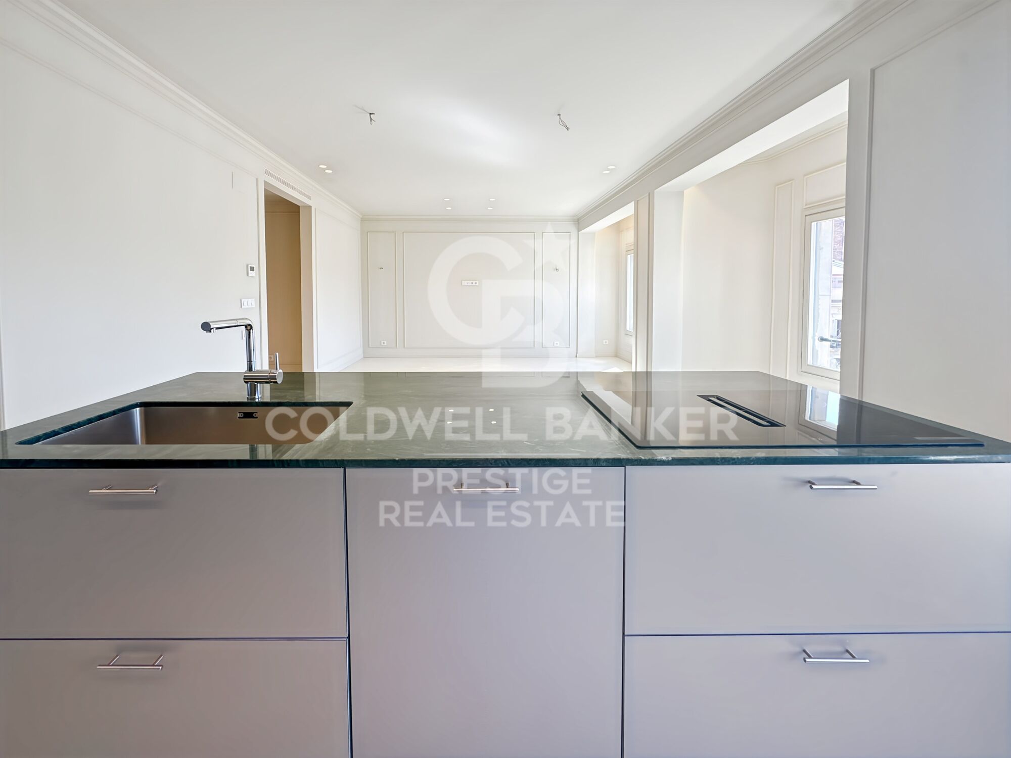 Renovated apartment in a regal building in the Eixample