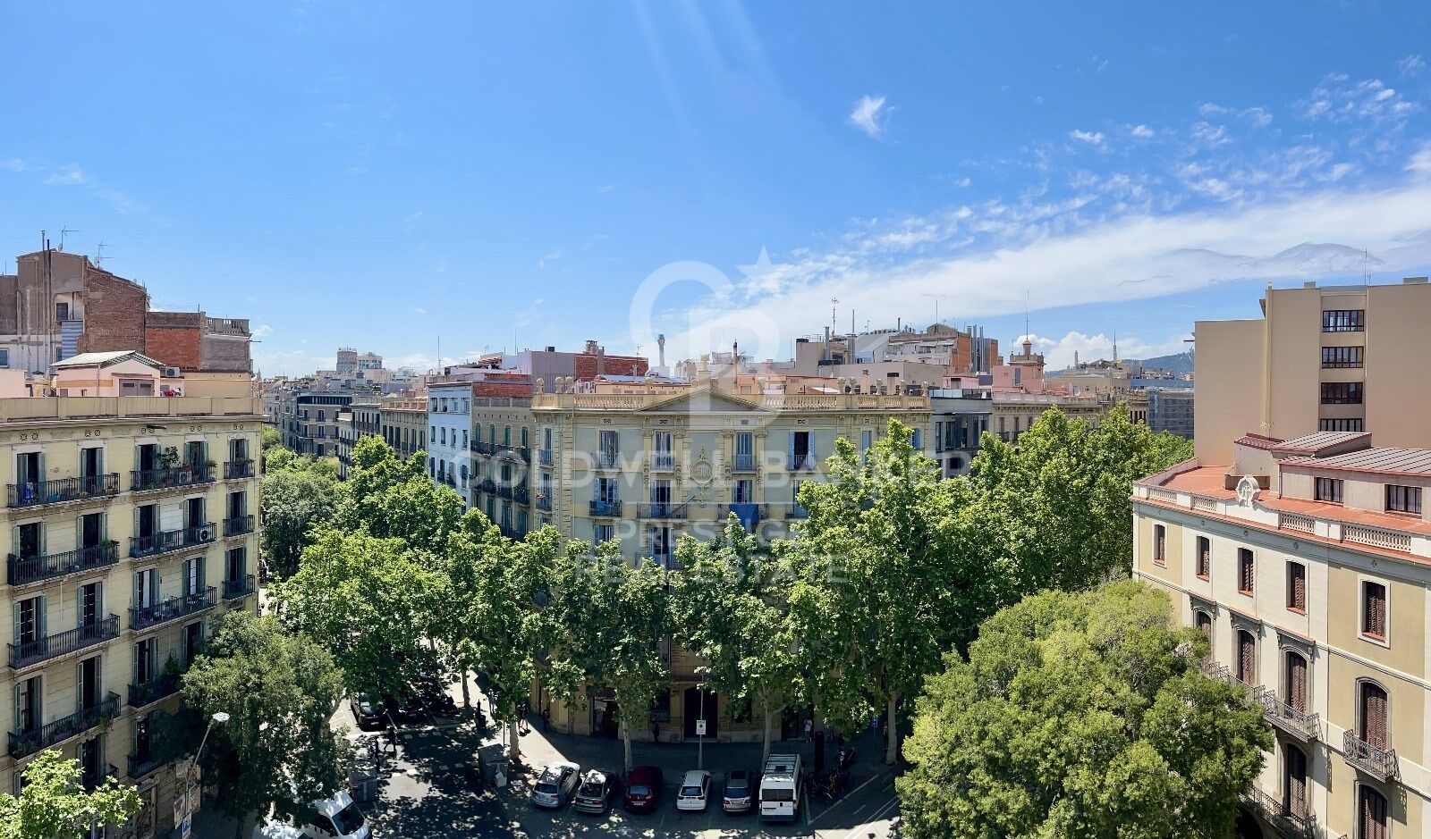 Renovated apartment in a regal building in the Eixample