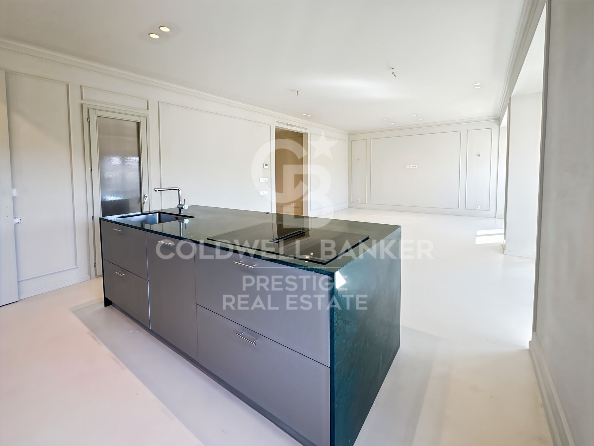 Renovated apartment in a regal building in the Eixample