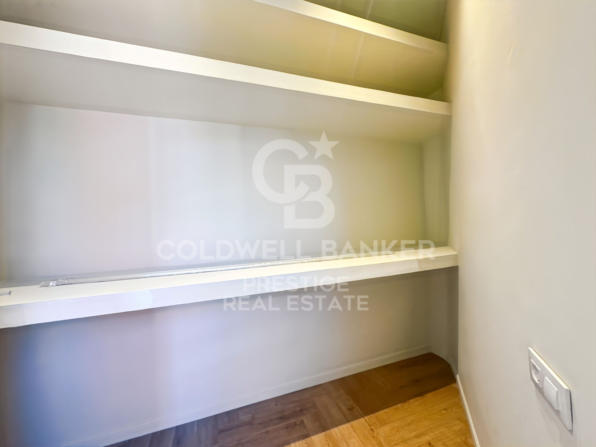 Renovated apartment in a regal building in the Eixample