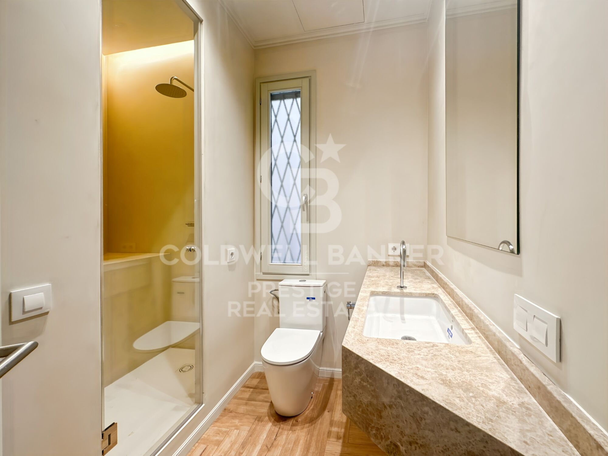 Renovierte Wohnung in einem herrschaftlichen Gebäude im Eixample