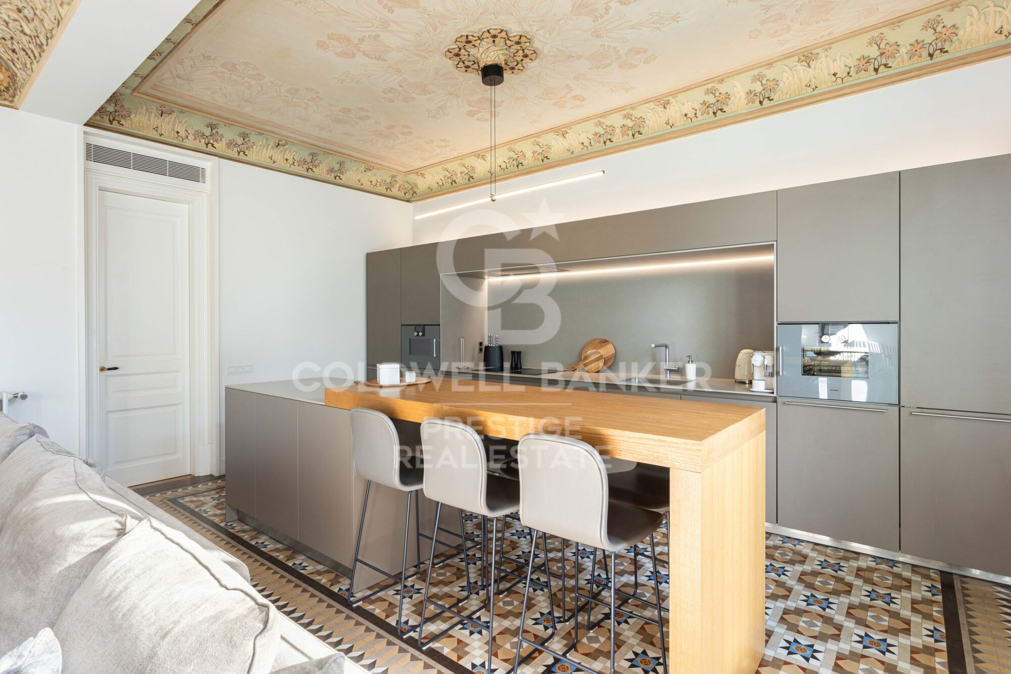 Penthouse for sale in modernist building in L'Eixample Derecho