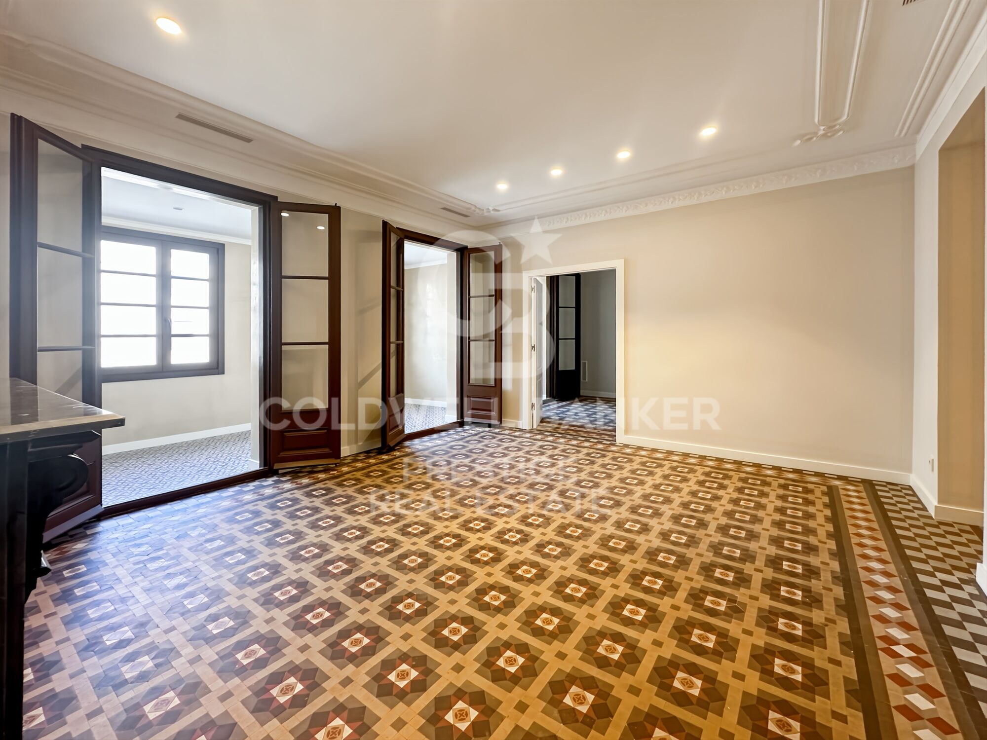 160 m² große Wohnung im oberen Stockwerk, frisch renoviert im Eixample