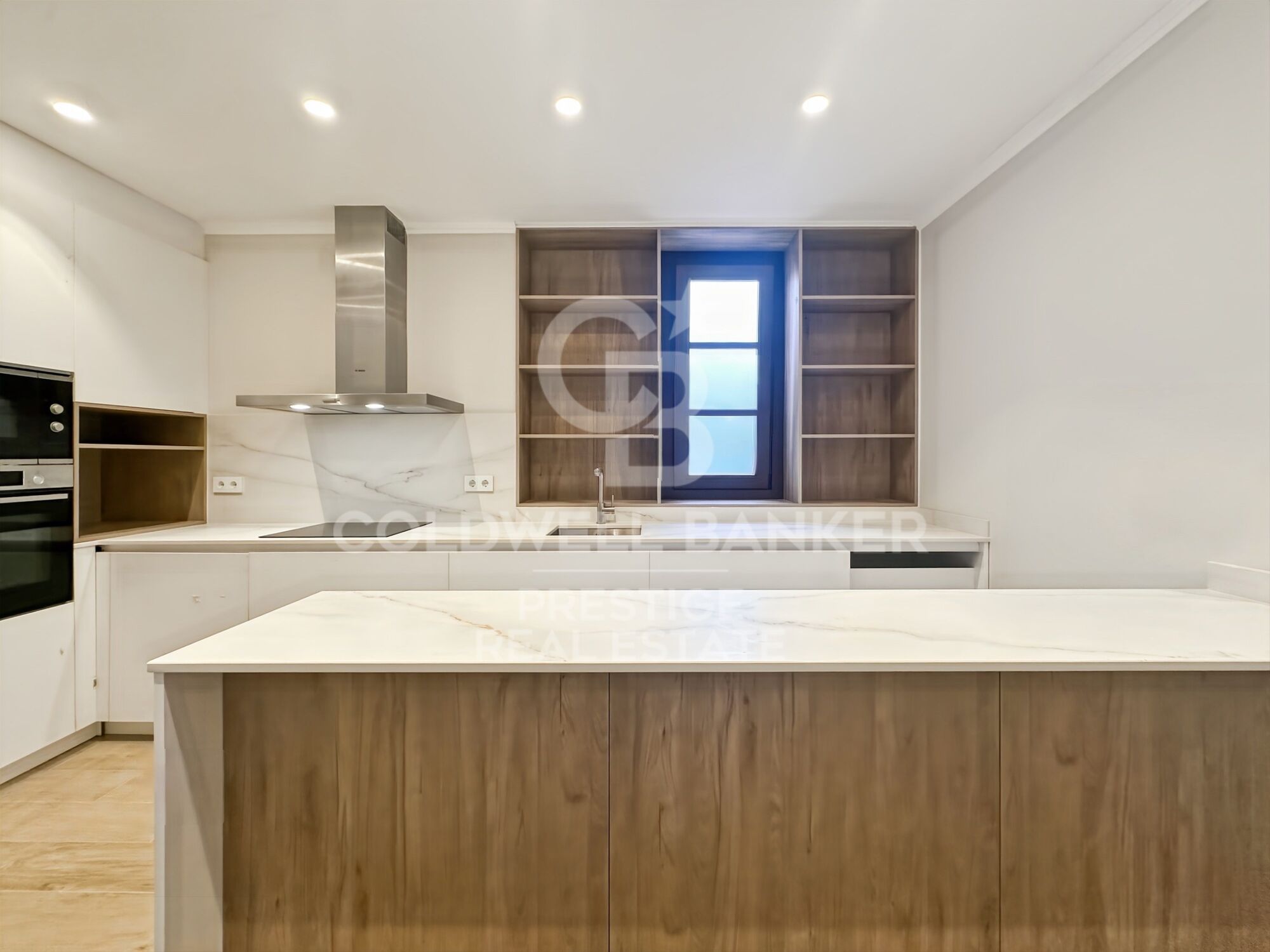 160 m² große Wohnung im oberen Stockwerk, frisch renoviert im Eixample