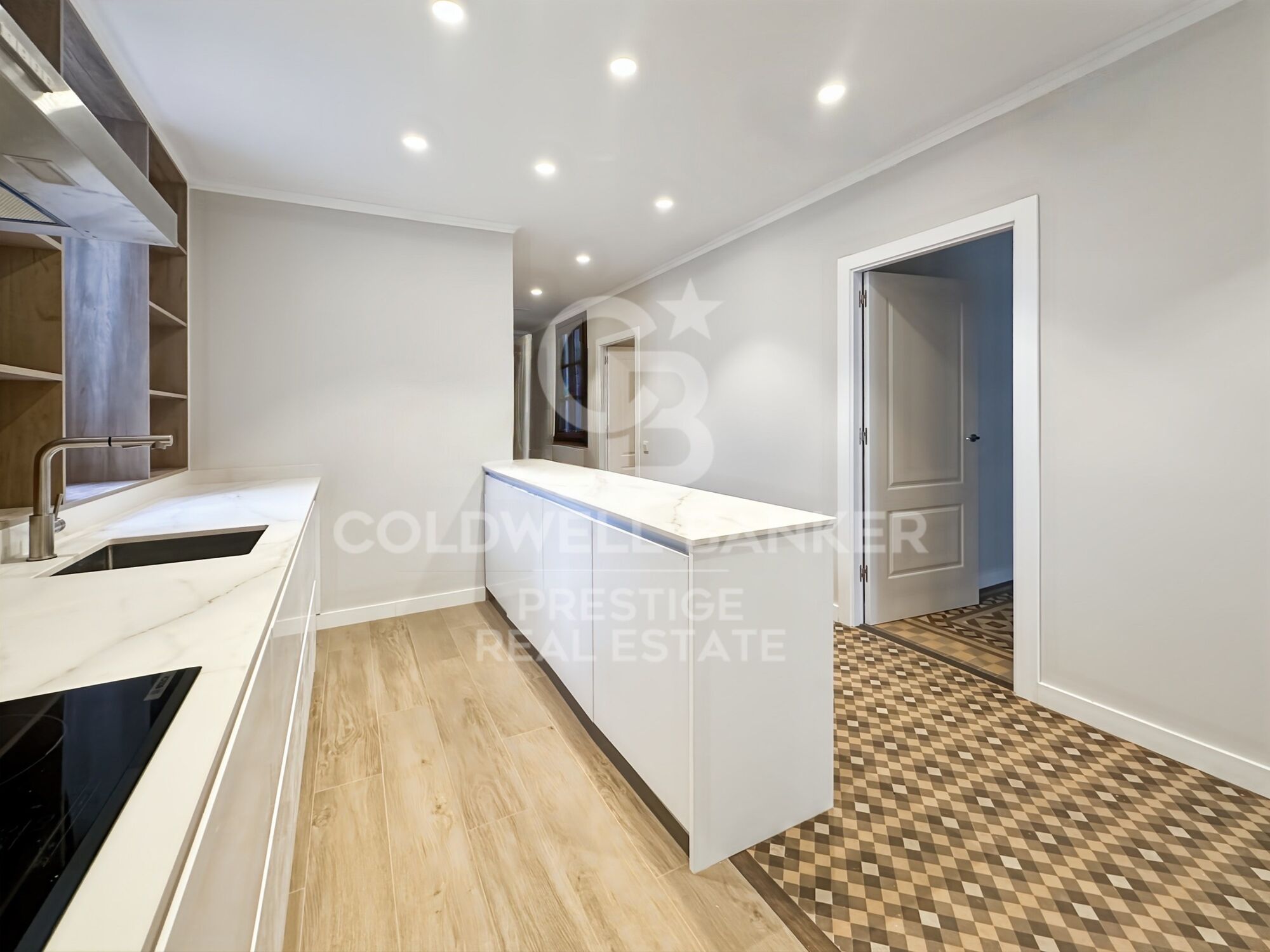 160 m² große Wohnung im oberen Stockwerk, frisch renoviert im Eixample