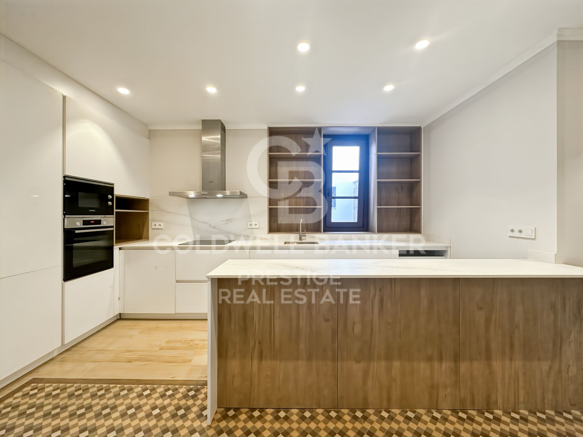 160 m² große Wohnung im oberen Stockwerk, frisch renoviert im Eixample