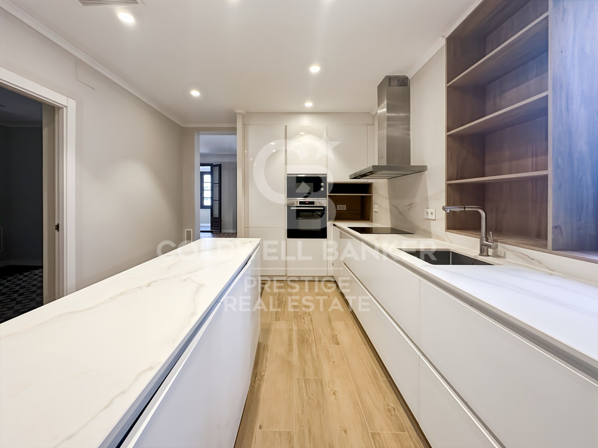 160 m² große Wohnung im oberen Stockwerk, frisch renoviert im Eixample