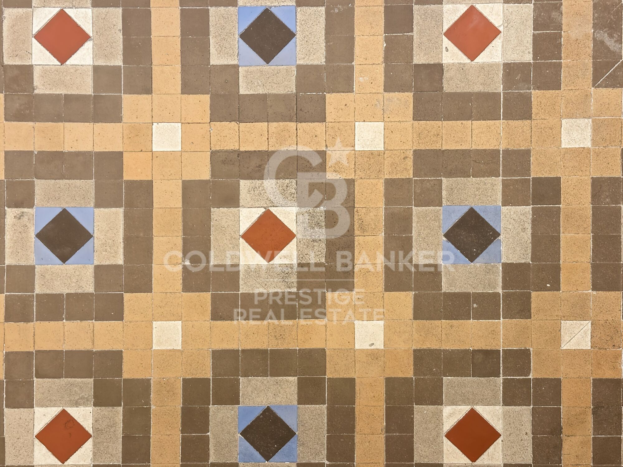 160 m² große Wohnung im oberen Stockwerk, frisch renoviert im Eixample