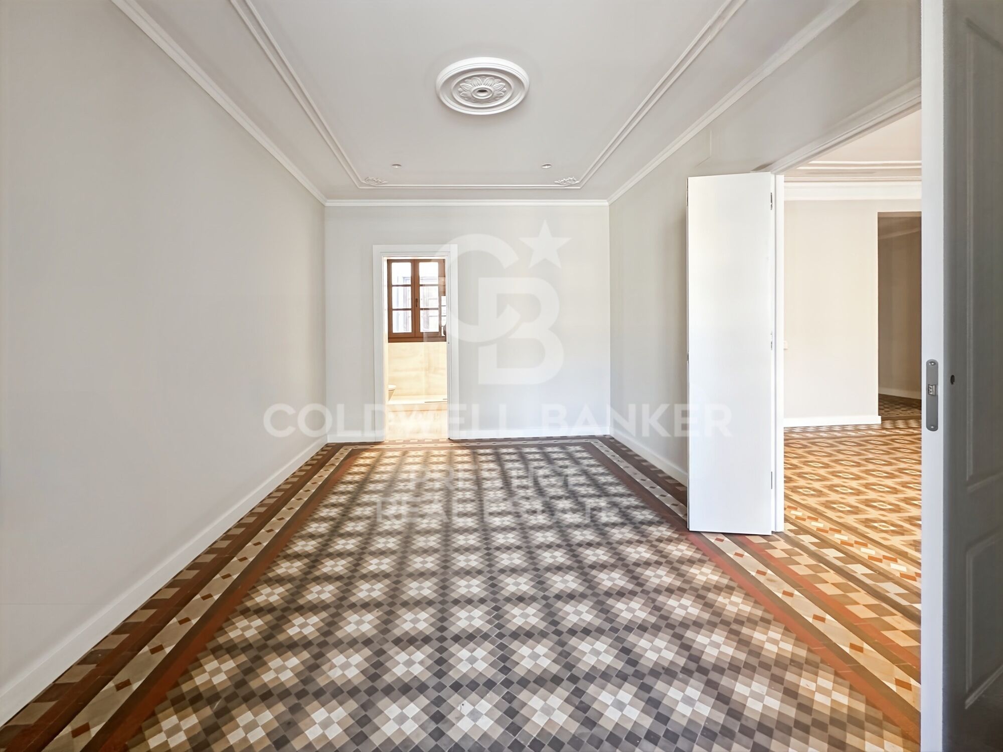 160 m² große Wohnung im oberen Stockwerk, frisch renoviert im Eixample