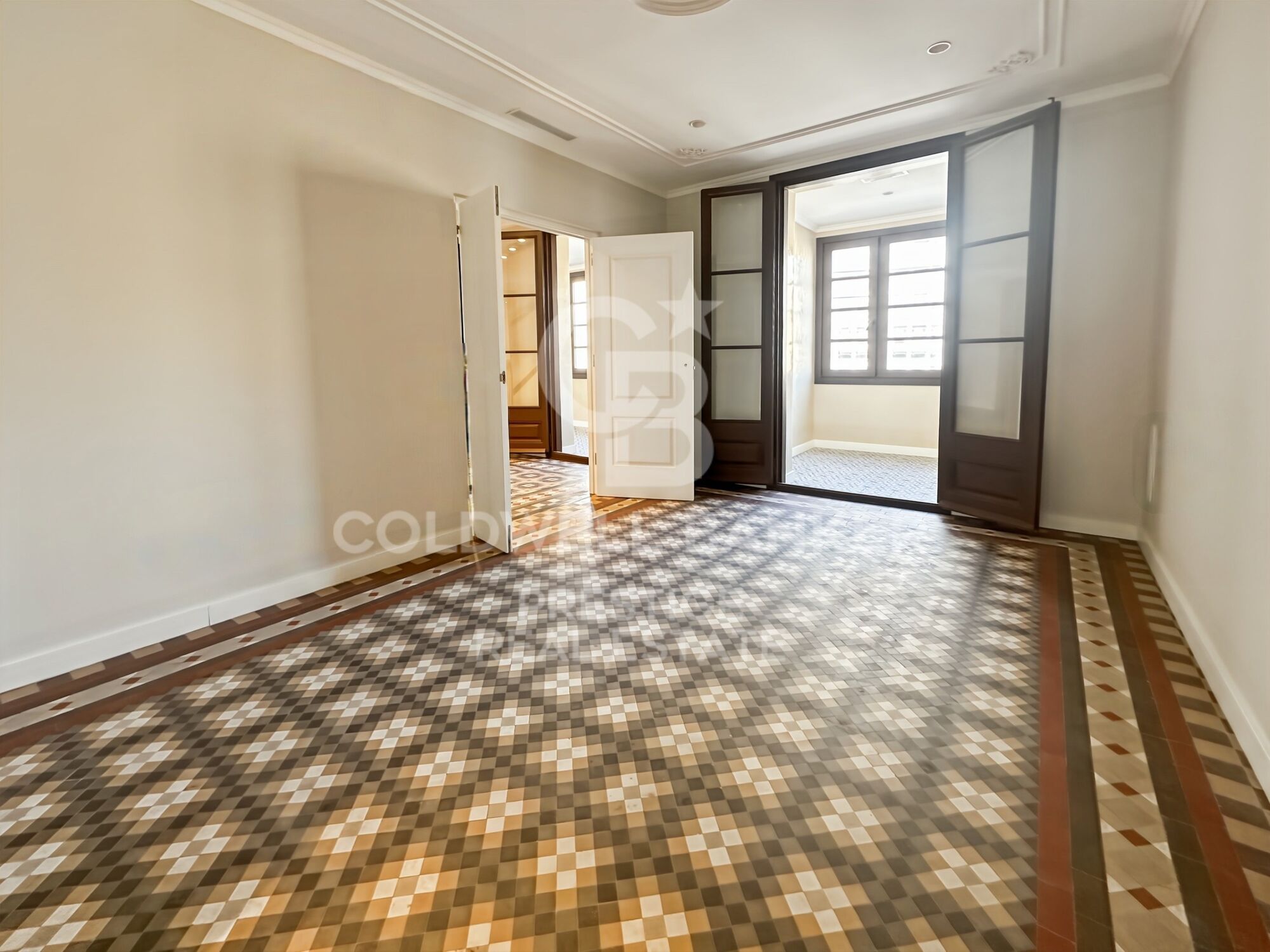 160 m² große Wohnung im oberen Stockwerk, frisch renoviert im Eixample