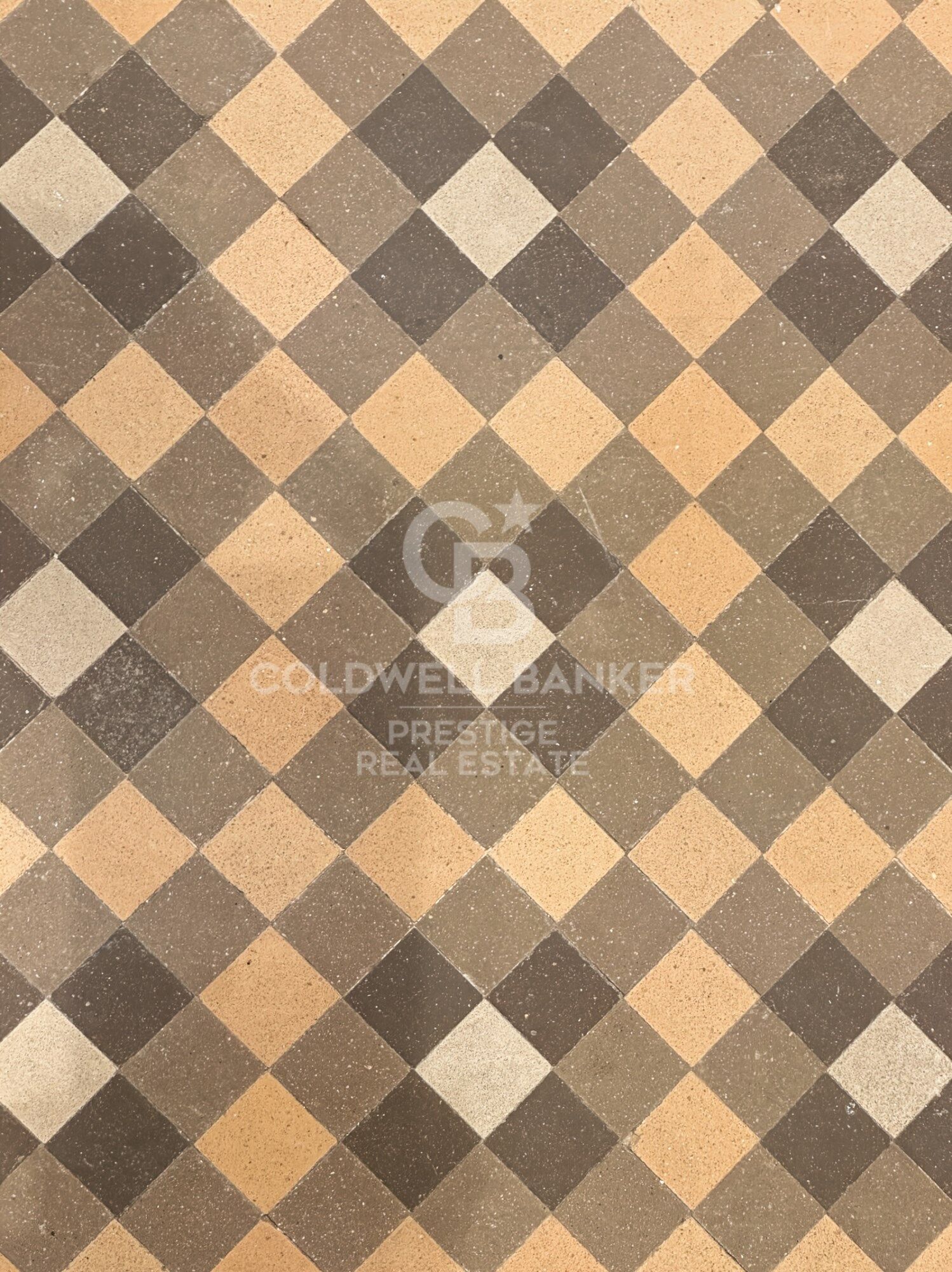 160 m² große Wohnung im oberen Stockwerk, frisch renoviert im Eixample