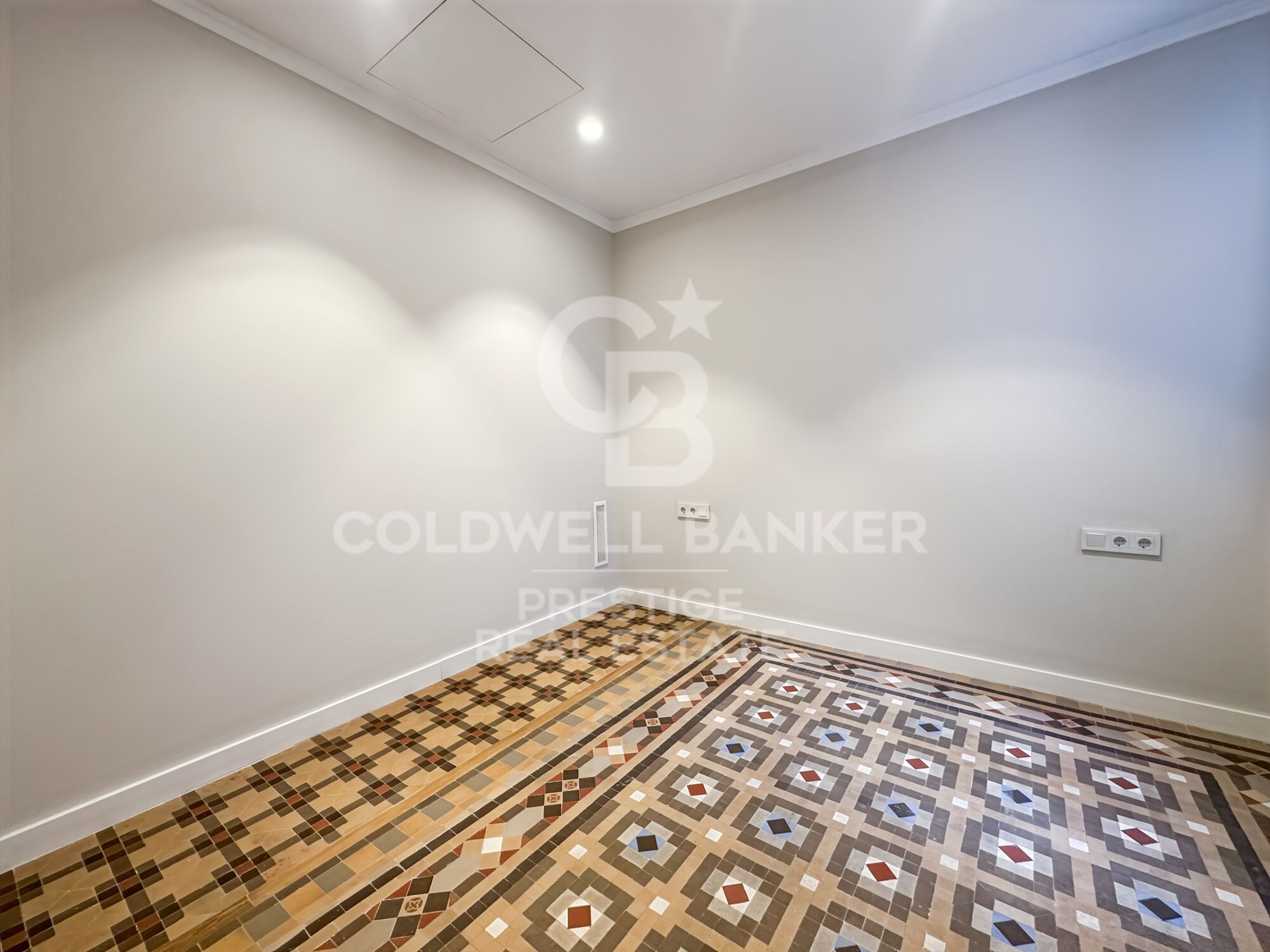 160 m² große Wohnung im oberen Stockwerk, frisch renoviert im Eixample