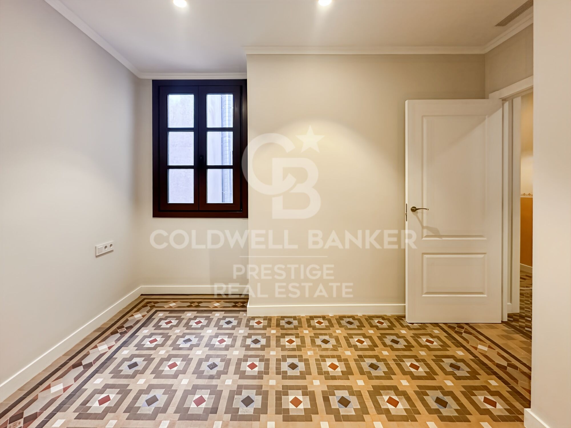 160 m² große Wohnung im oberen Stockwerk, frisch renoviert im Eixample