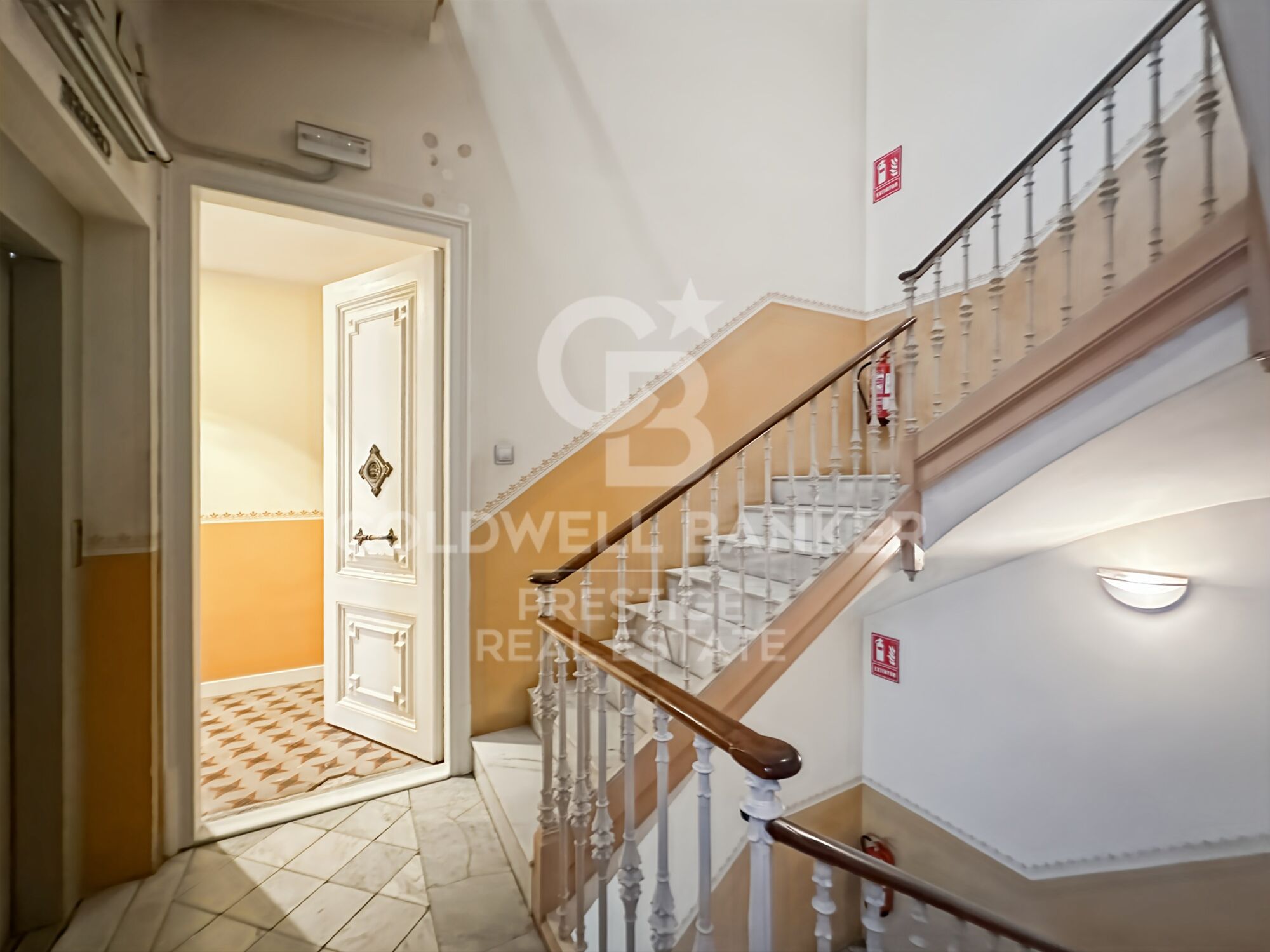 160 m² große Wohnung im oberen Stockwerk, frisch renoviert im Eixample