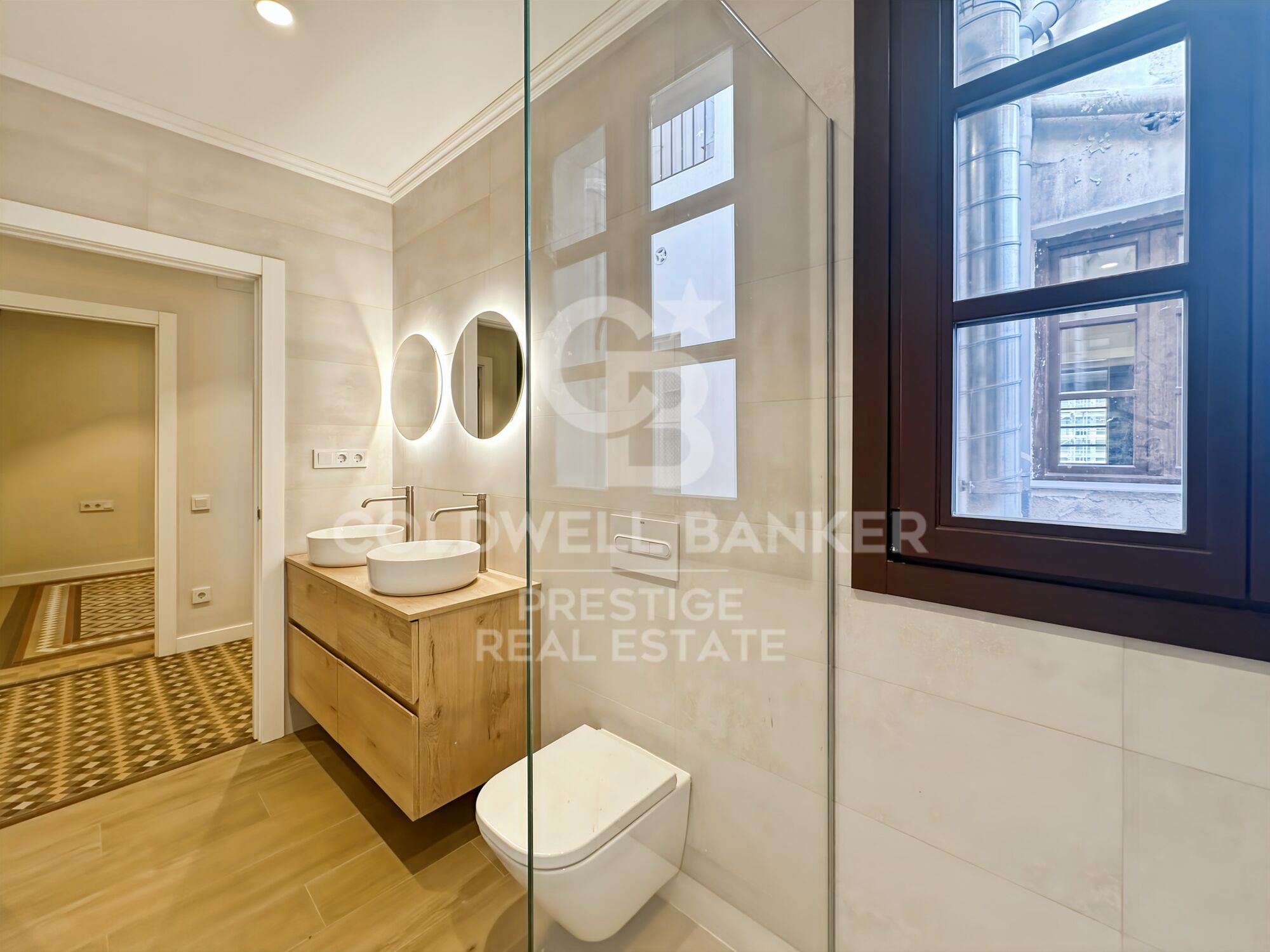 160 m² große Wohnung im oberen Stockwerk, frisch renoviert im Eixample, Barcelona