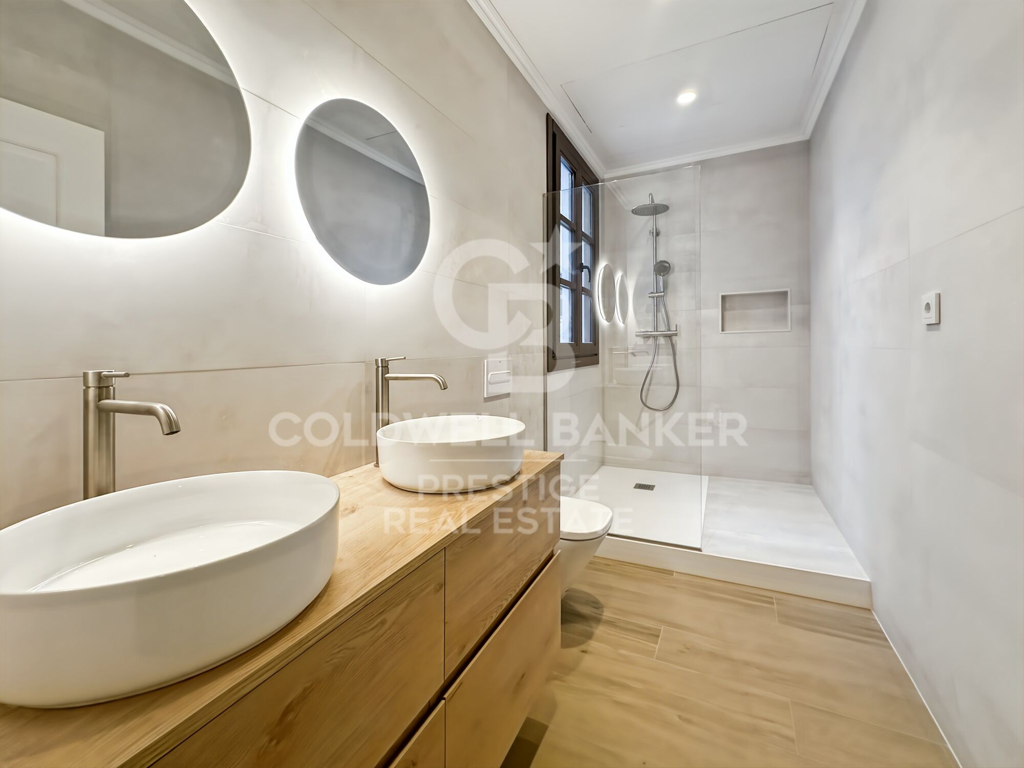 Piso alto de 160m recién reformado en Eixample, Barcelona