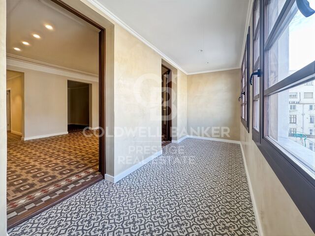 High-floor 160 m² apartment, newly renovated in the Eixample