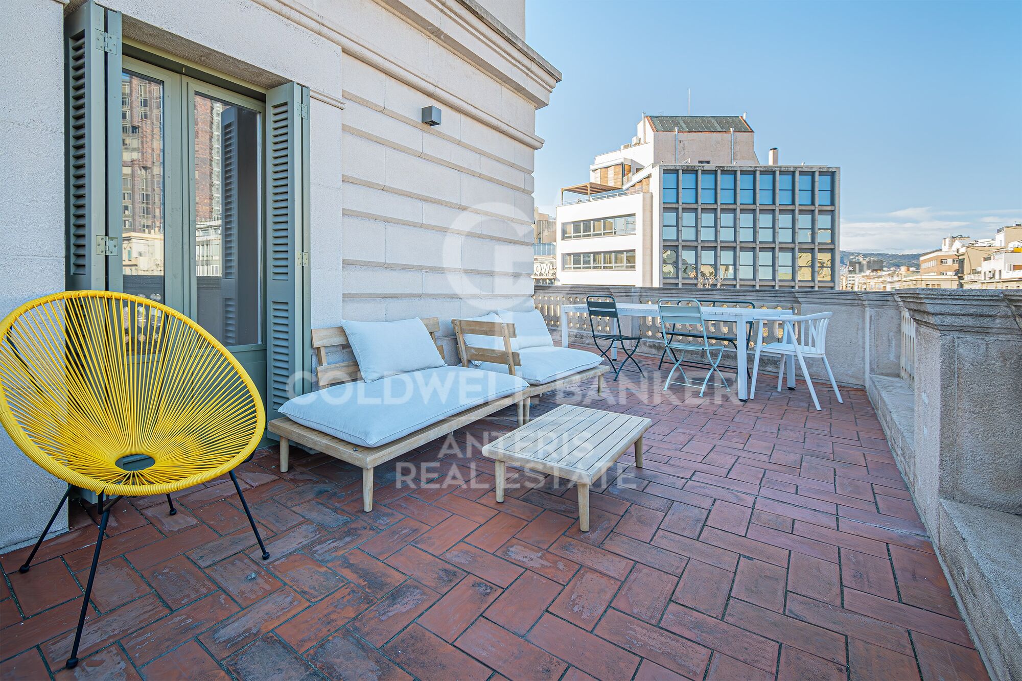 Ático reformado en Plaza Urquinaona