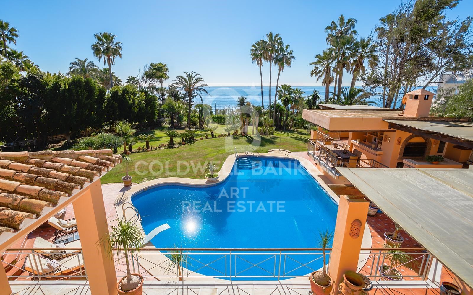 Espectacular villa en primera línea de playa en la Nueva Milla de Oro, Estepona
