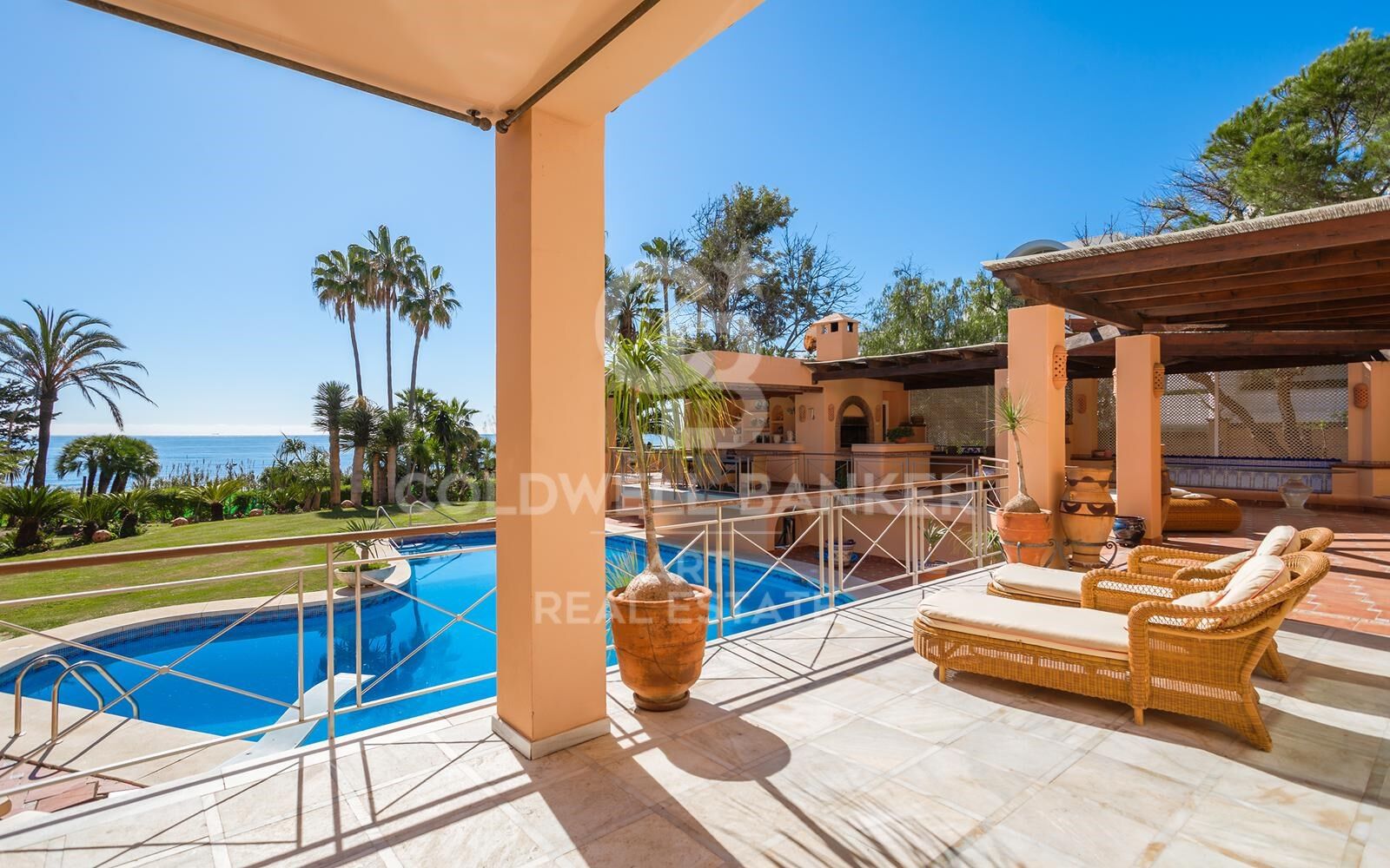 Espectacular villa en primera línea de playa en la Nueva Milla de Oro, Estepona