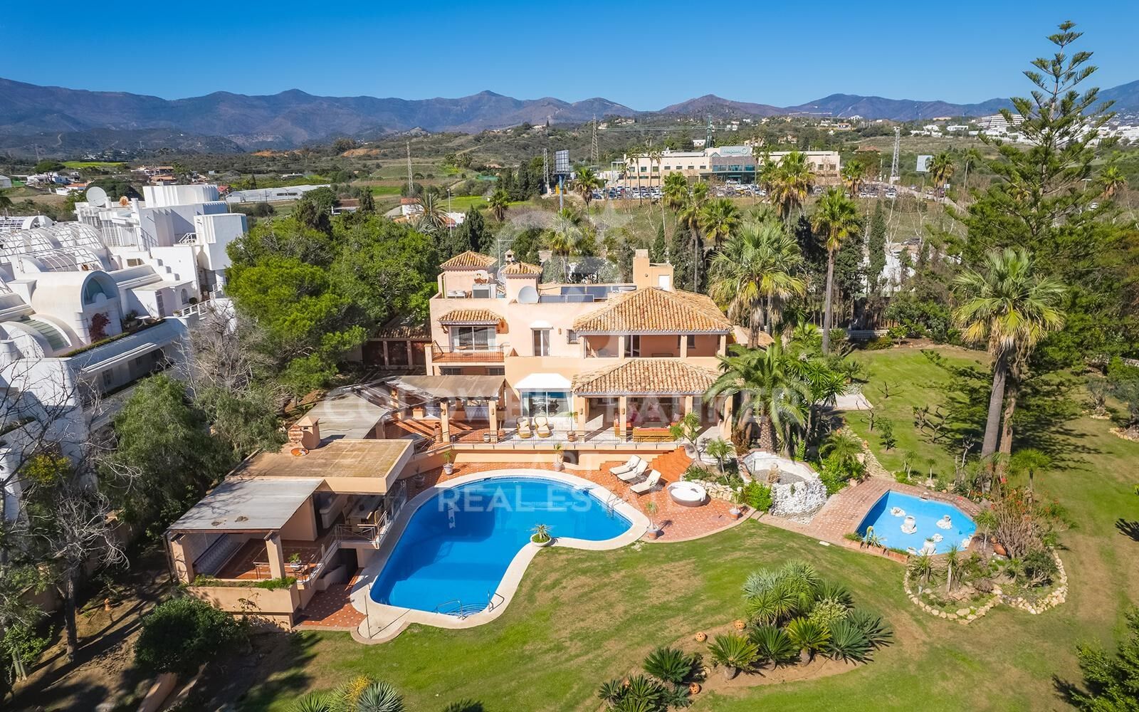 Espectacular villa en primera línea de playa en la Nueva Milla de Oro, Estepona