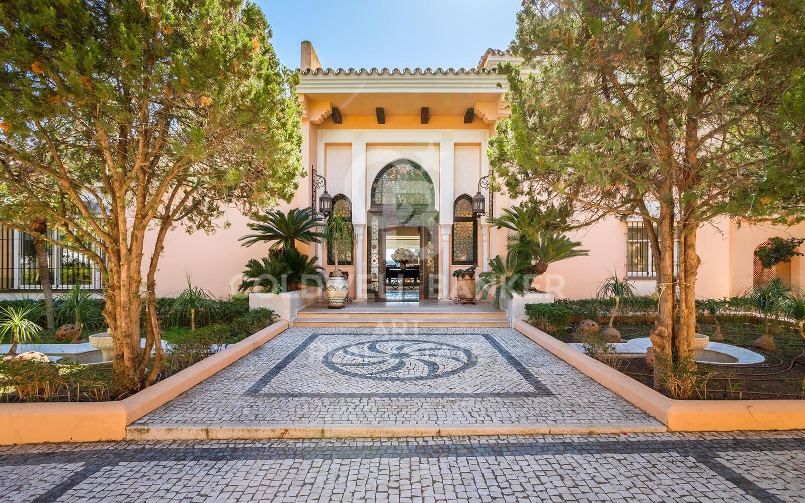 Espectacular villa en primera línea de playa en la Nueva Milla de Oro, Estepona