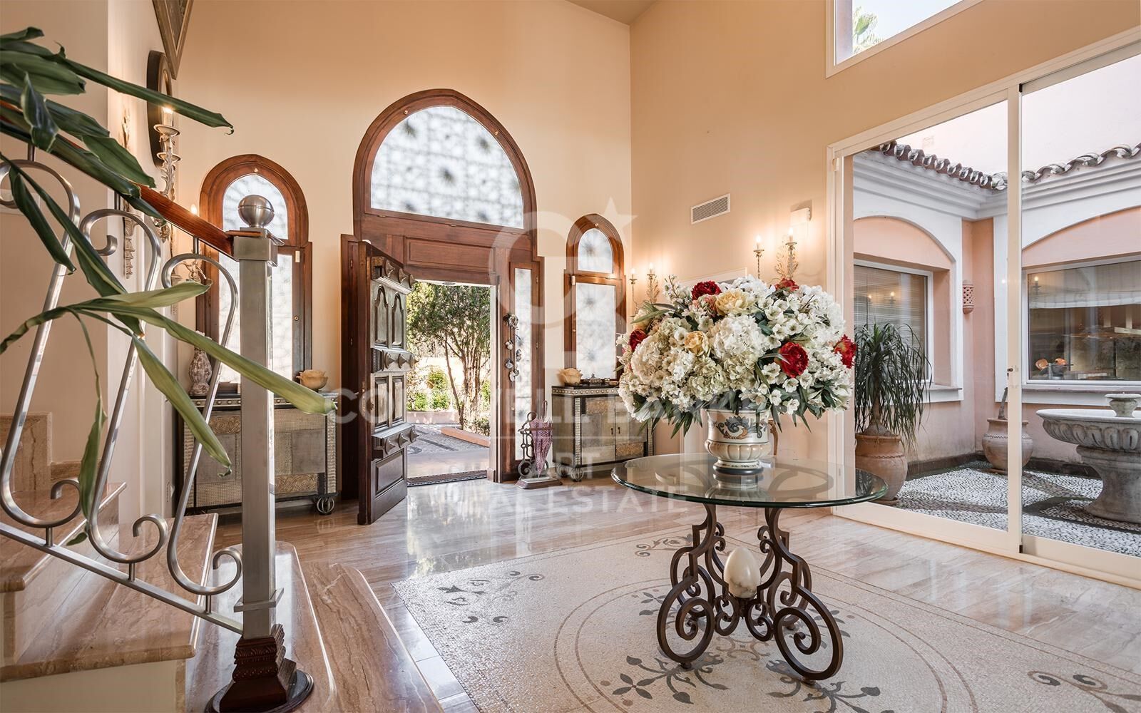 Espectacular villa en primera línea de playa en la Nueva Milla de Oro, Estepona