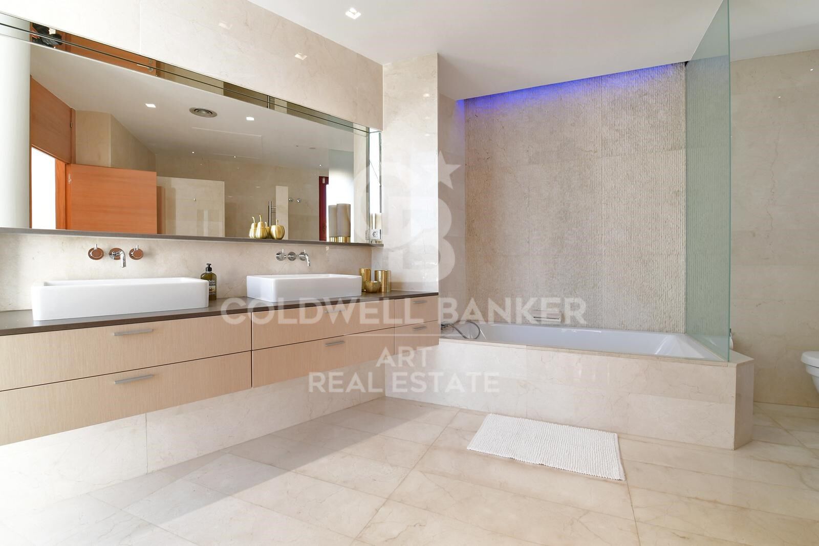 Luxury Villa with Cutting-Edge Design and Panoramic Views in Nueva Andalucía, Marbella