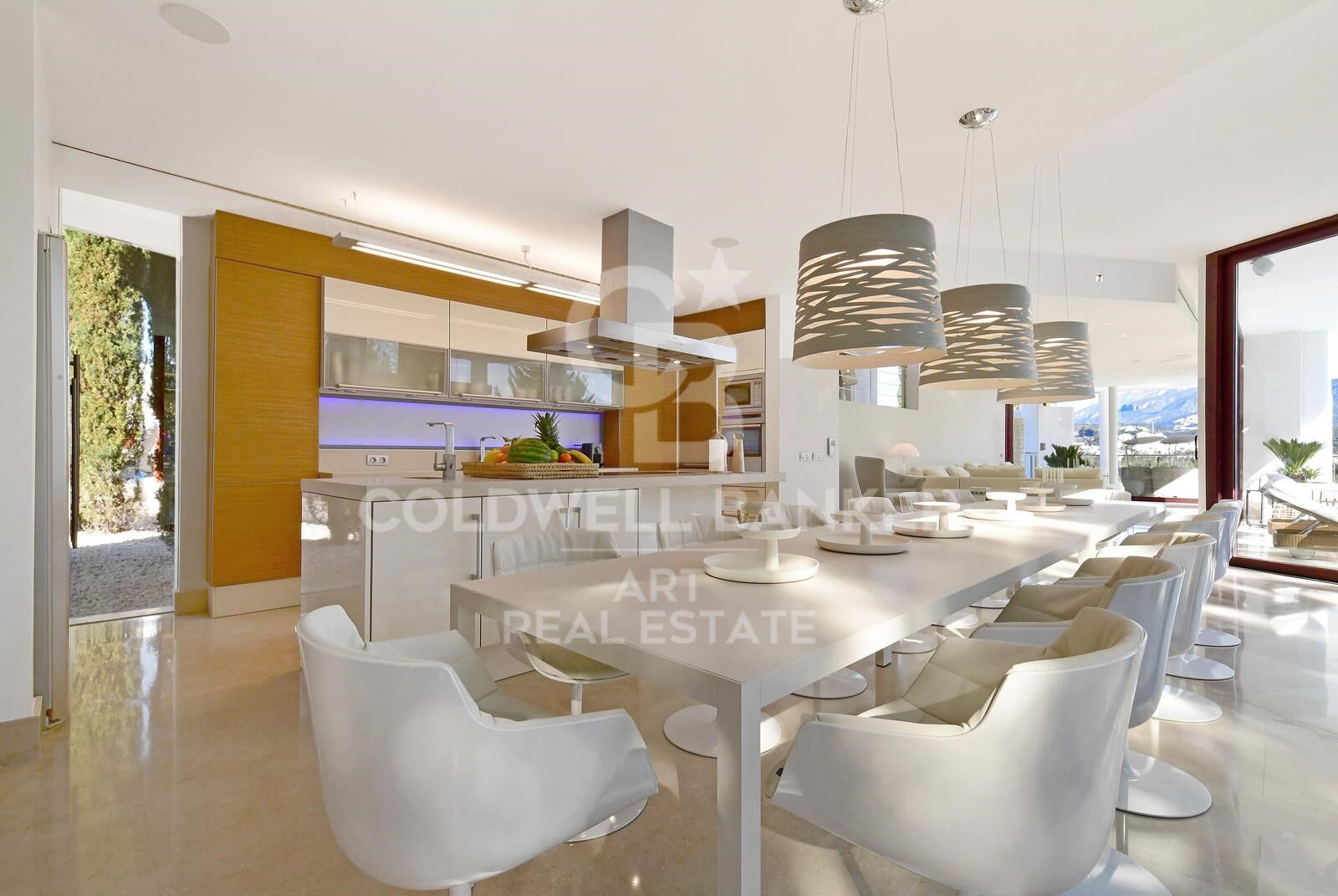 Luxury Villa with Cutting-Edge Design and Panoramic Views in Nueva Andalucía, Marbella