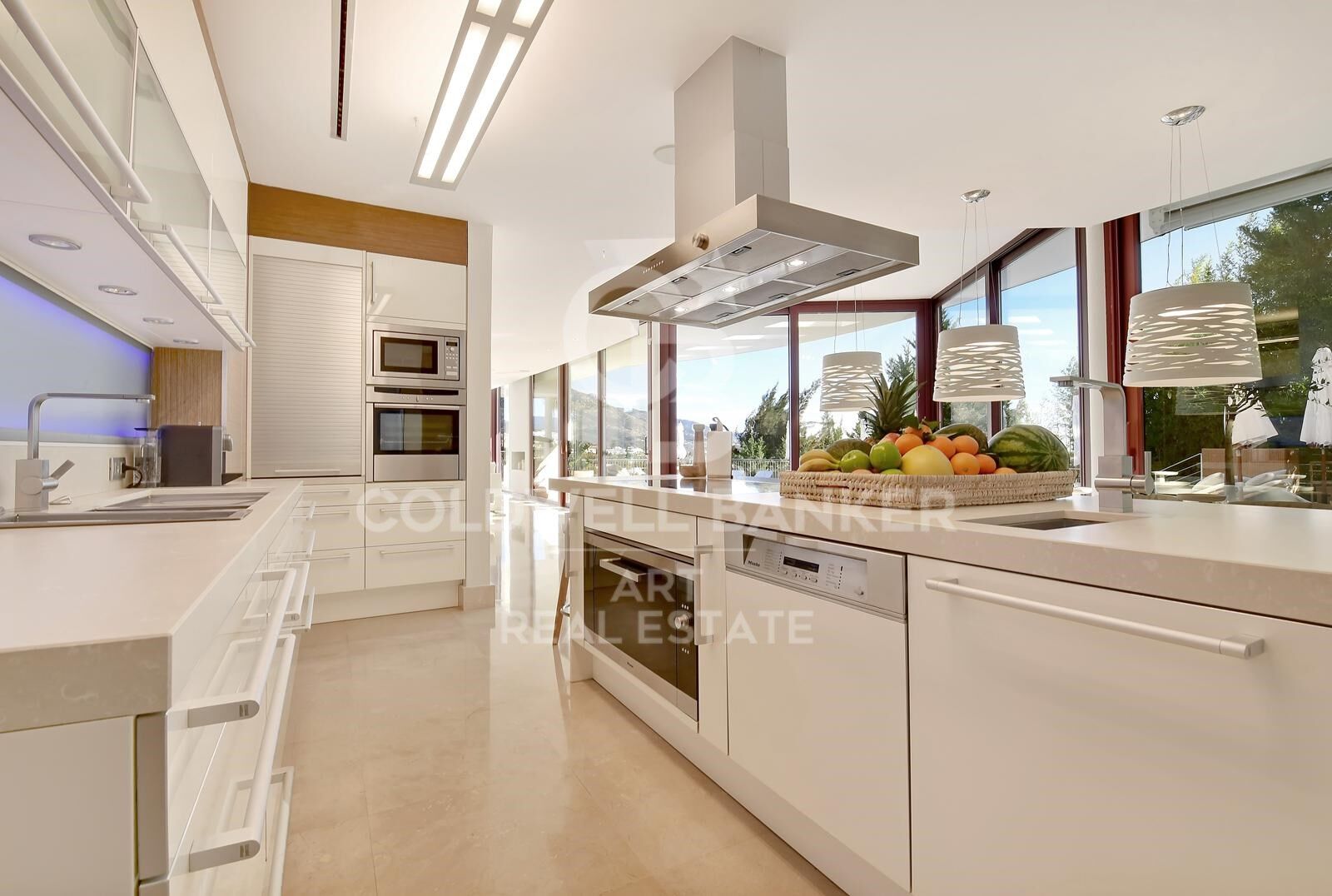 Luxury Villa with Cutting-Edge Design and Panoramic Views in Nueva Andalucía, Marbella